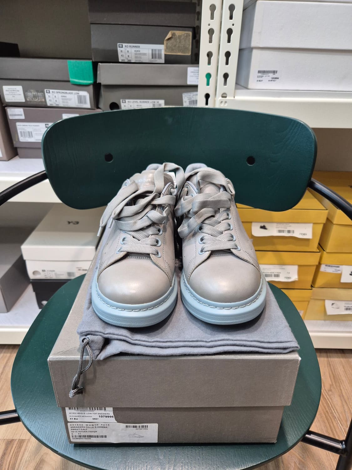 알렉산더맥퀸 그레이 스니커즈 상품이미지1