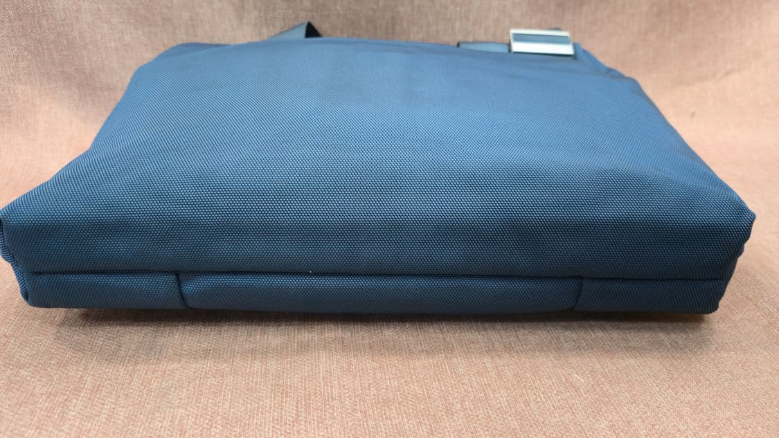 만다리나덕 네이비 컬러 패브릭 노트북 브리프케이스 상품이미지4