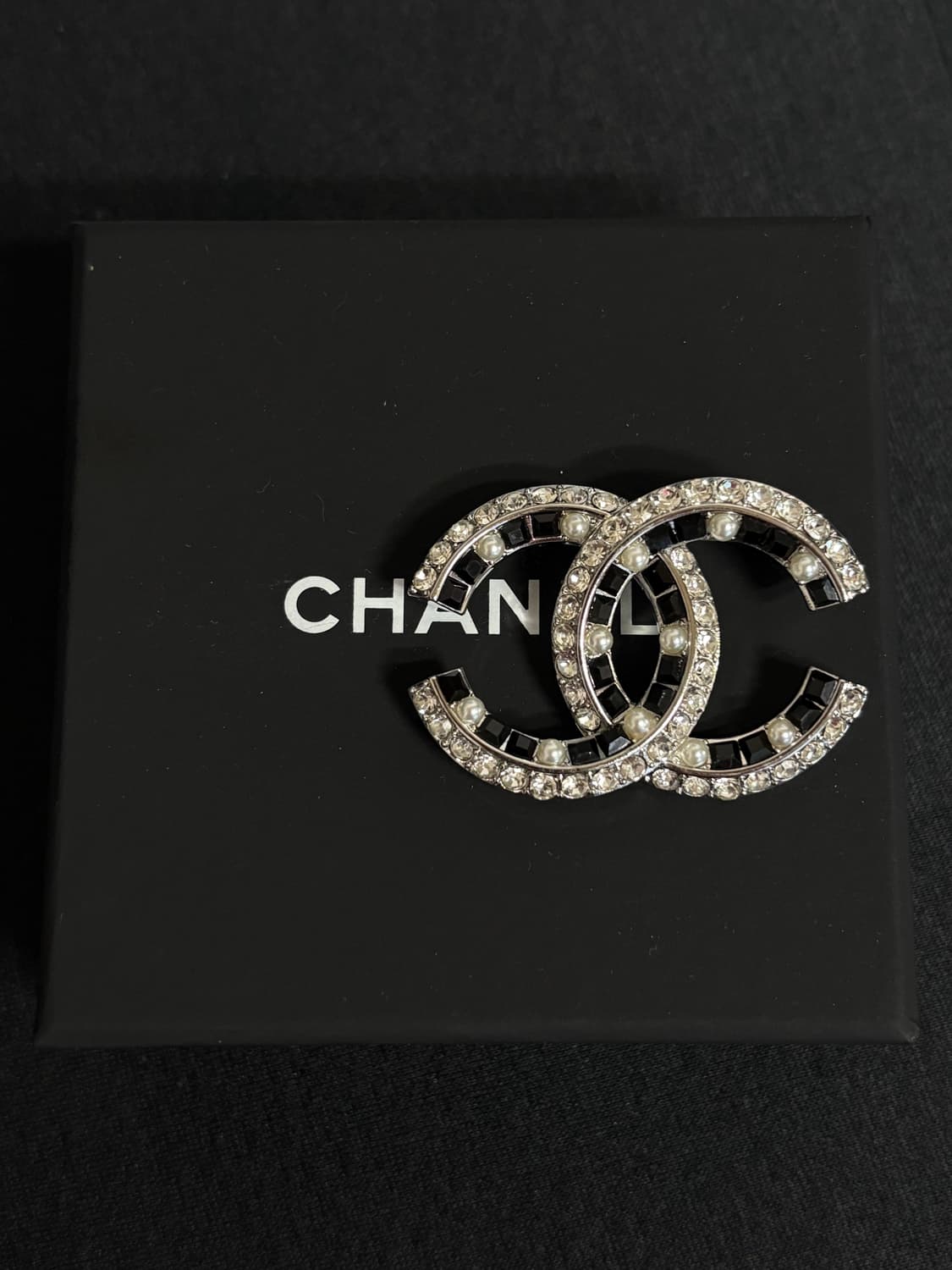 샤넬 정품 업사이클링 cc로고 블랙 메탈 크리스탈 브로치 상품이미지1