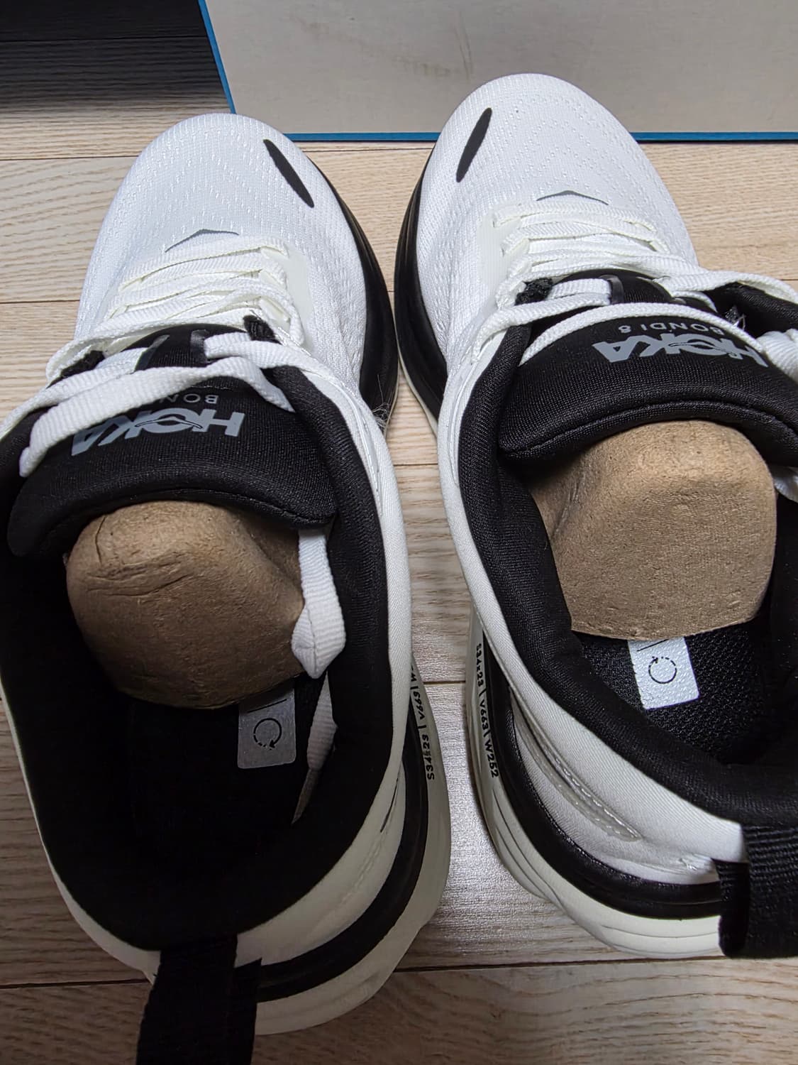 호카 본디8 흰검 색상 런닝화 상품이미지4