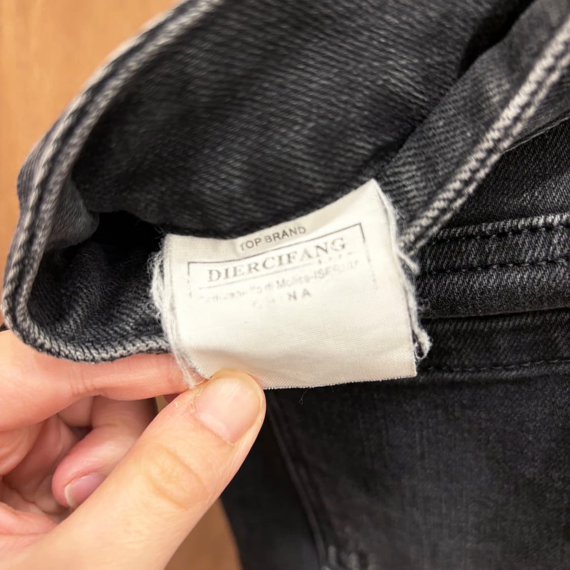 크리스찬 디올 데님 팬츠 디스트로이드 후면 로고 패치 메탈 디테일 블랙 상품이미지8
