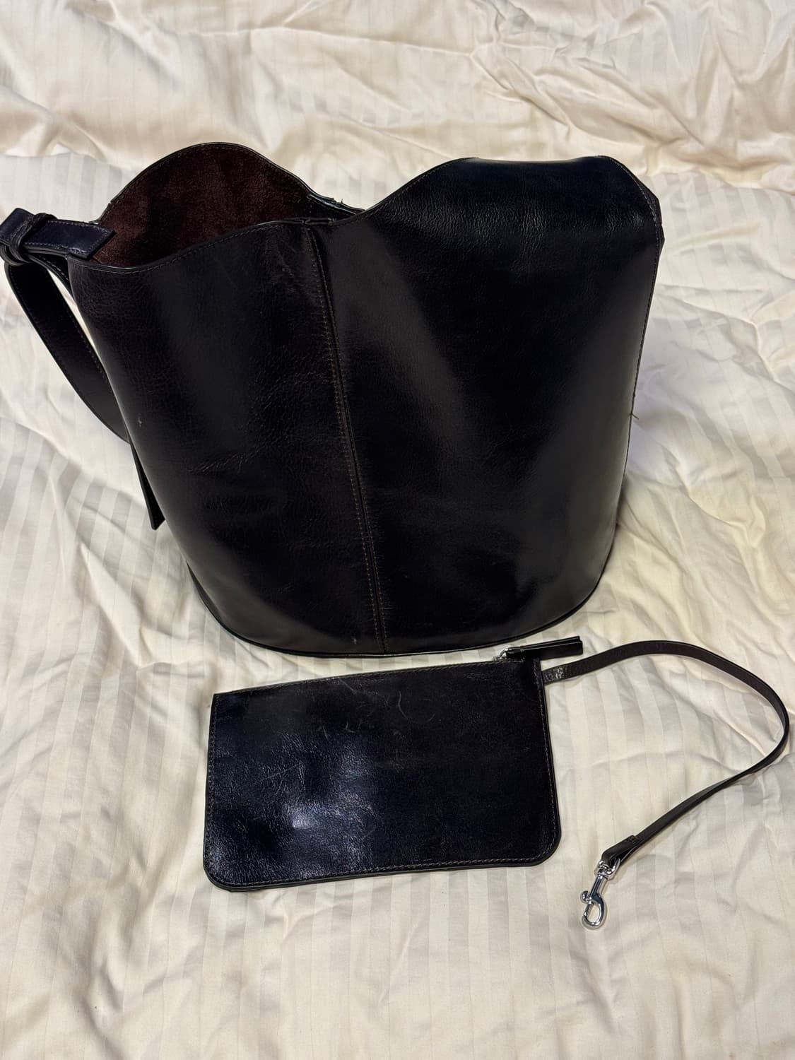 자라 25fw 비대칭 레더백 블랙 상품이미지4