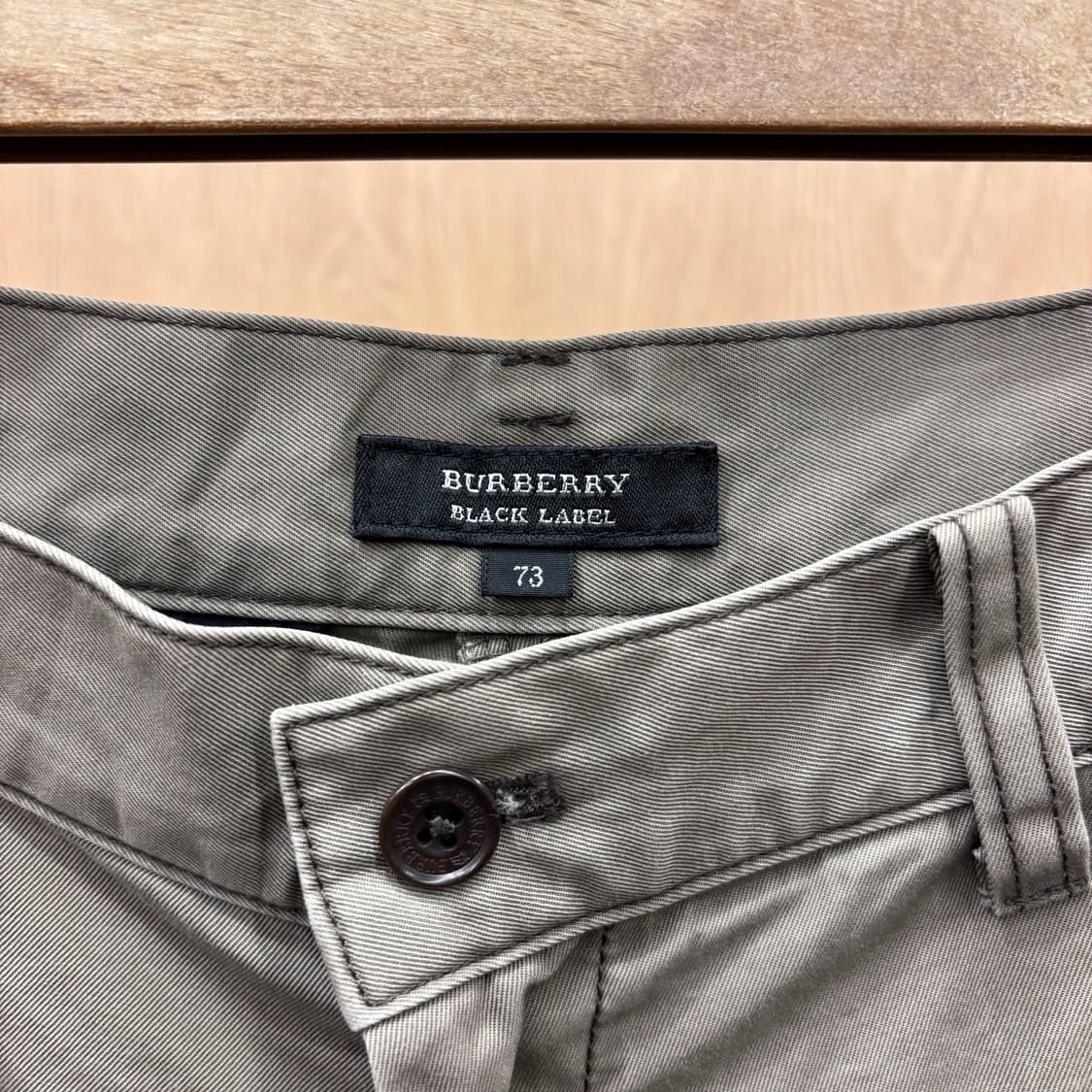 버버리 블랙 라벨 테일러드 치노 팬츠 웰트 포켓 라벨 패치 디테일 베이지 상품이미지7