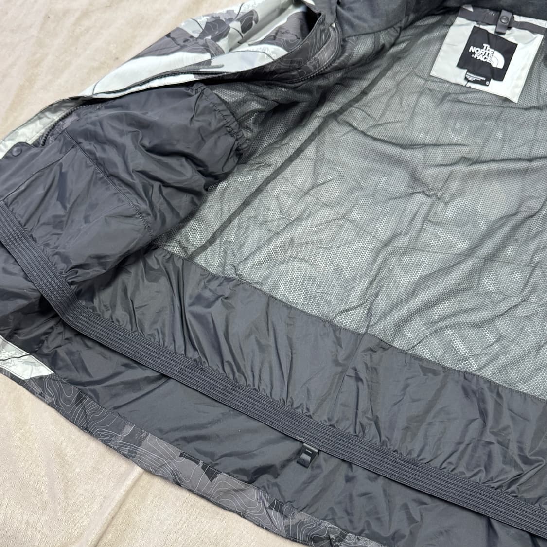 노스페이스 해외판 카모 플라워 바람막이 XL 상품이미지6
