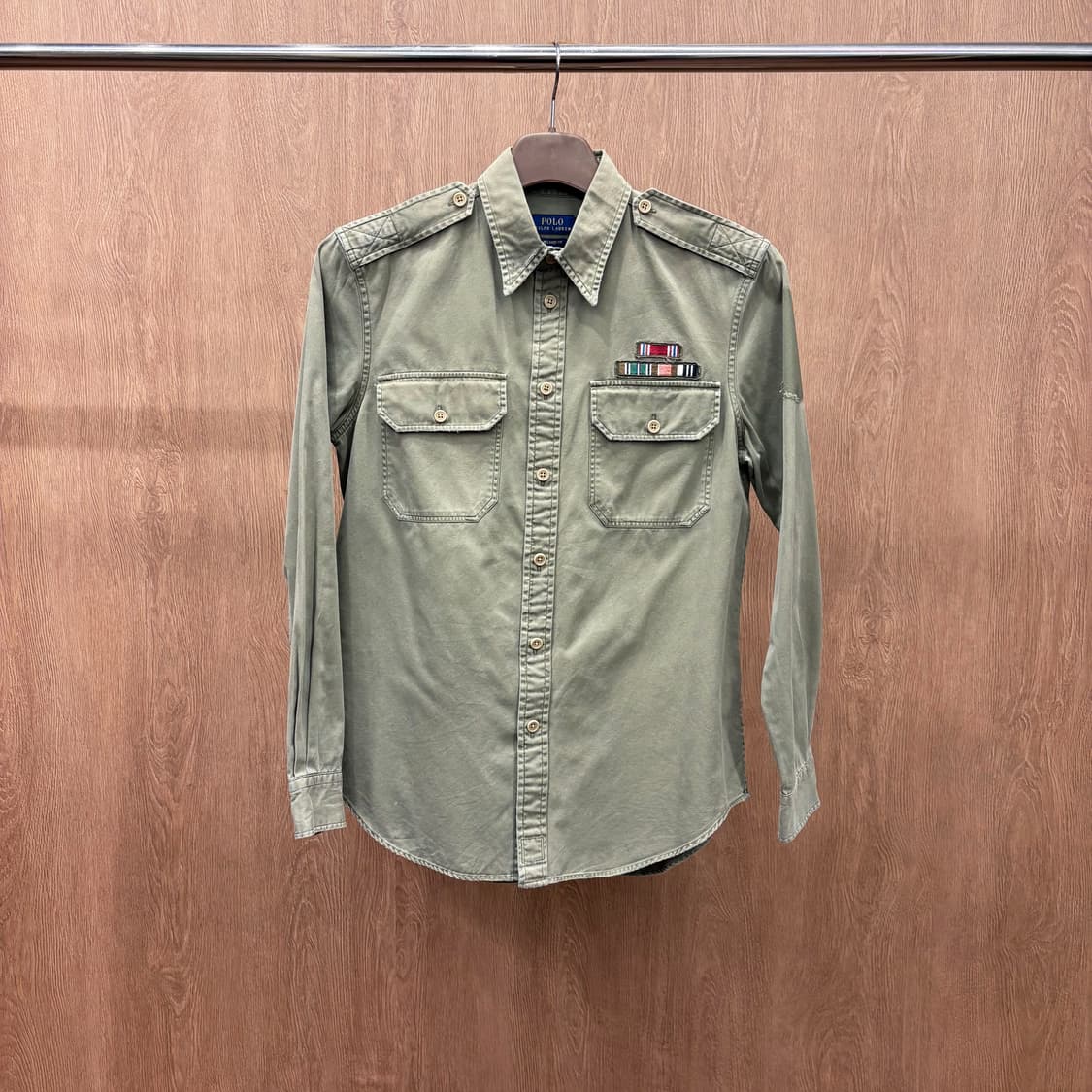 폴로 랄프로렌 코튼 셔츠 숄더 에폴렛 밀리터리 패치 자수 디테일 카키 상품이미지2