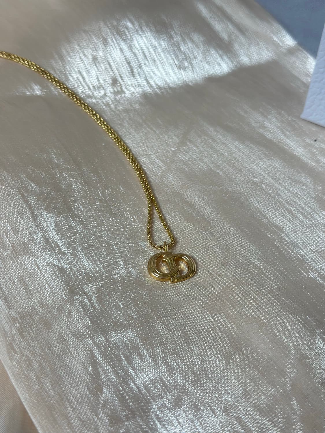 디올 CD 로고 골드 레드벨벳 예리 목걸이 상품이미지8