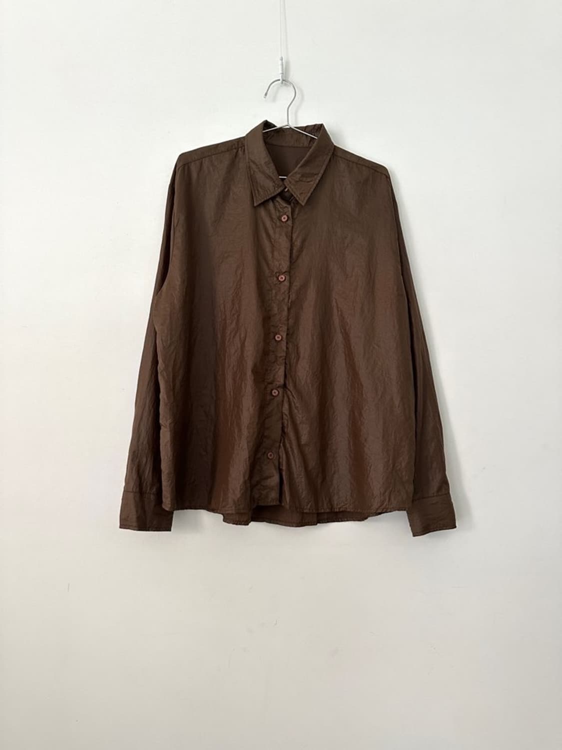 Crispy glossy shirt / brown 상품이미지1