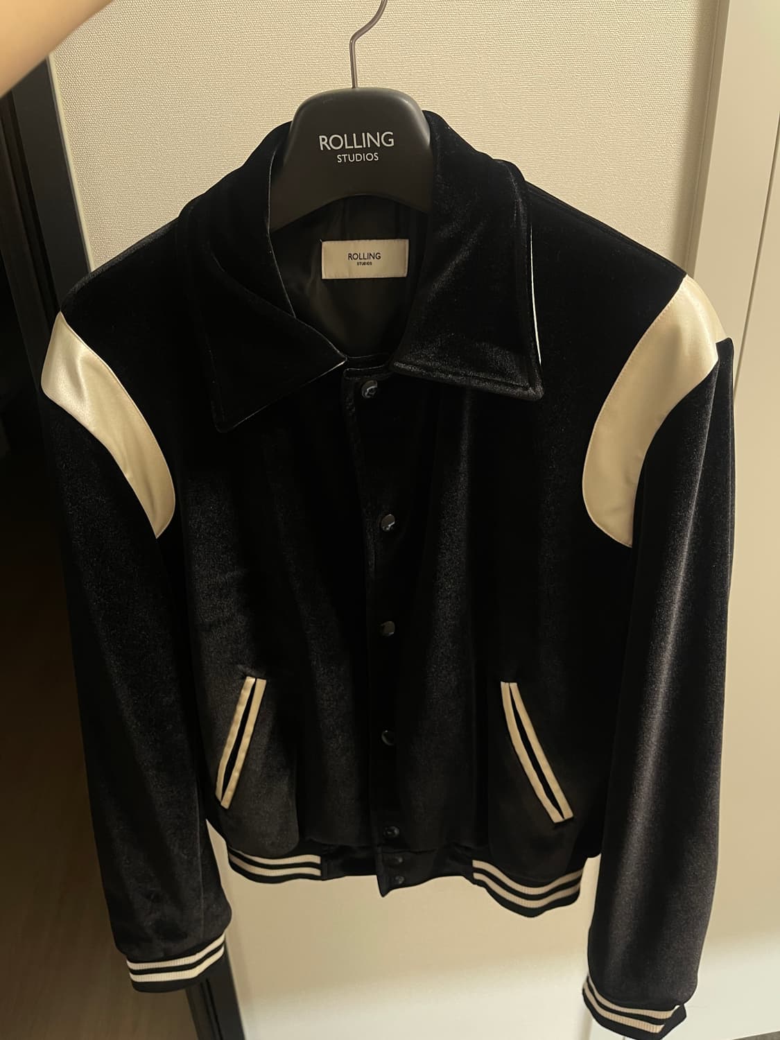 롤링스튜디오 벨벳 바시티자켓 상품이미지1