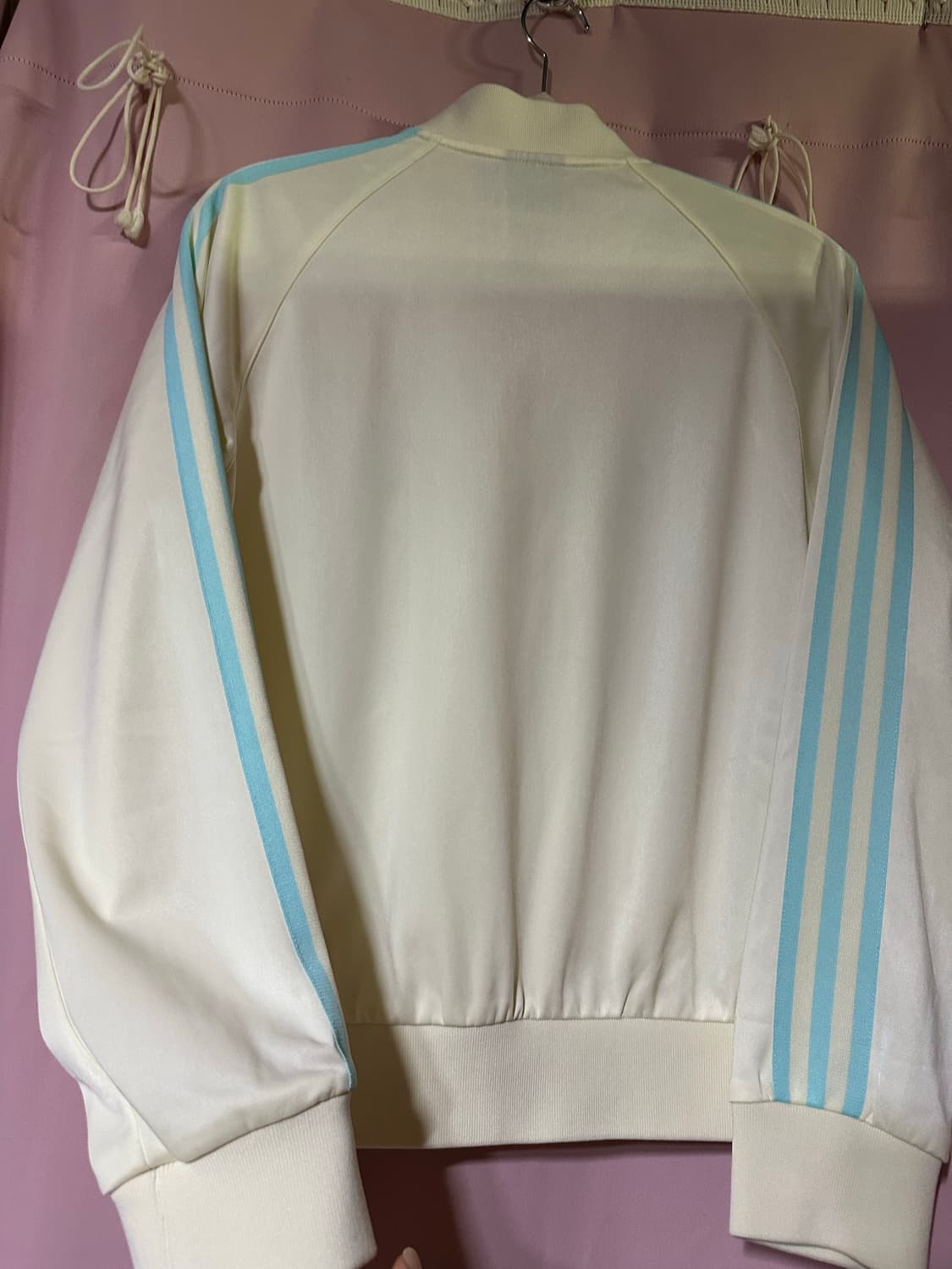 아디다스 져지 시나모롤깔져지 아디다스대장 트랙탑 집업 크림 하늘 져지 상품이미지3