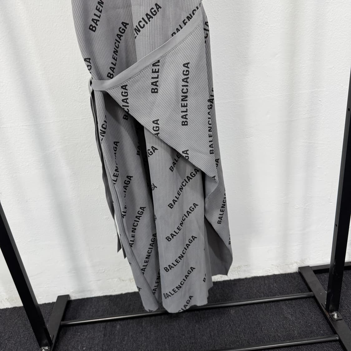 발렌시아가 로고 프린트 랩 민소매 원피스 상품이미지3