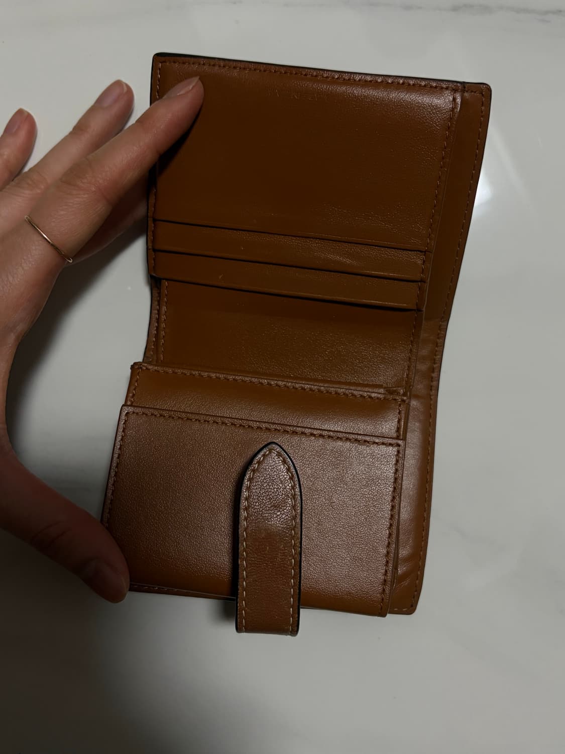 셀린느 트리오페 캔버스 스몰 스트랩 월렛 탄 상품이미지6