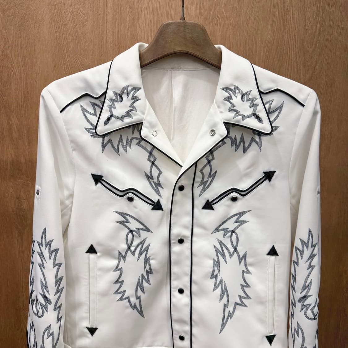 솔로이스트 긴팔 자켓 화살 모티프 자수 웨스턴 스냅 버튼업 디테일 화이트 상품이미지4