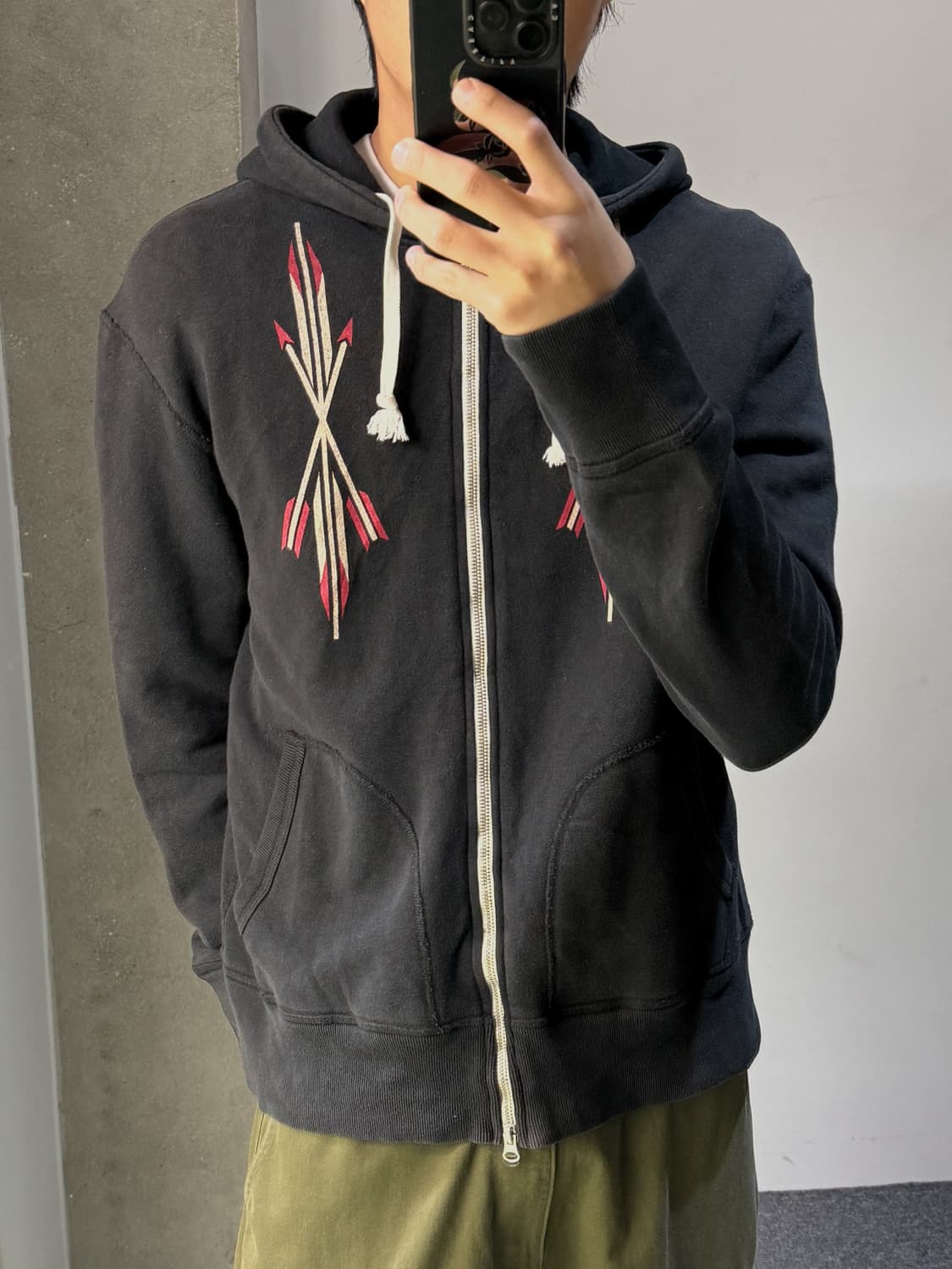 건즈 바이 네이비블루 네이티브 크로스 애로우 후드집업 상품이미지1