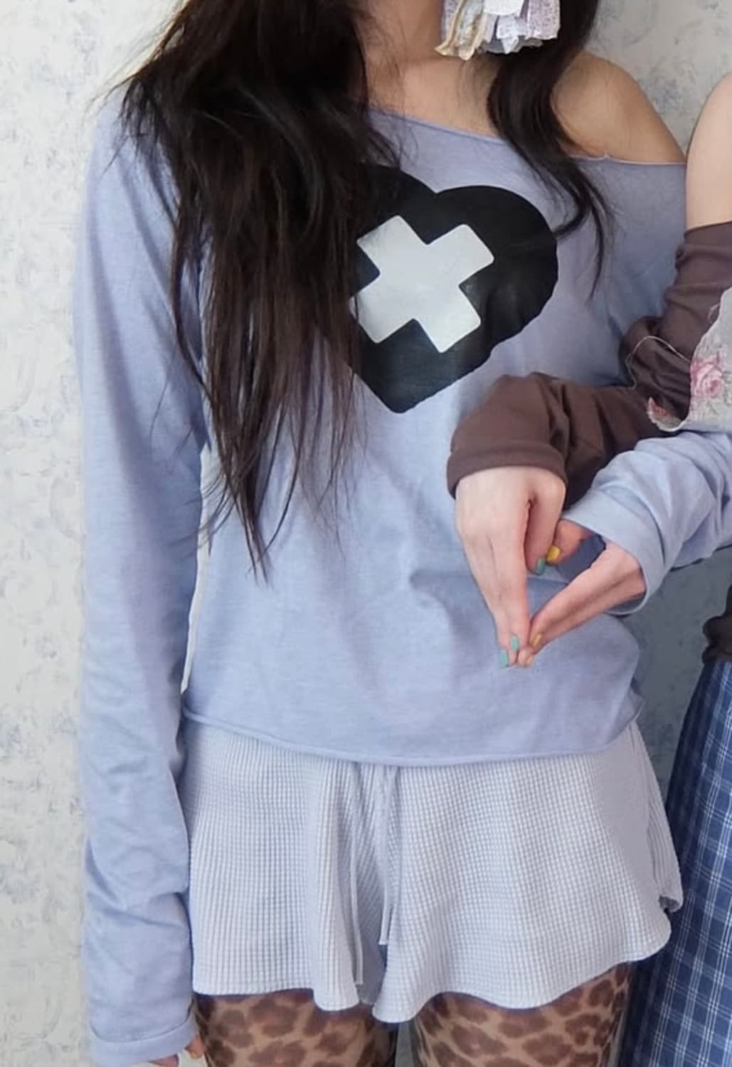 샵페어리 F.E.E.S cross heart cut off t-shirt 상품이미지1