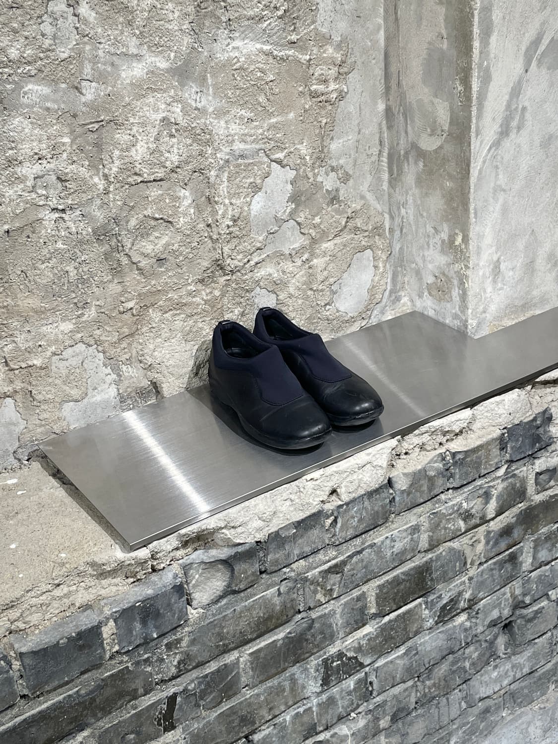 프라다 블랙 슬립 온 네오프렌 레더 로퍼 상품이미지1