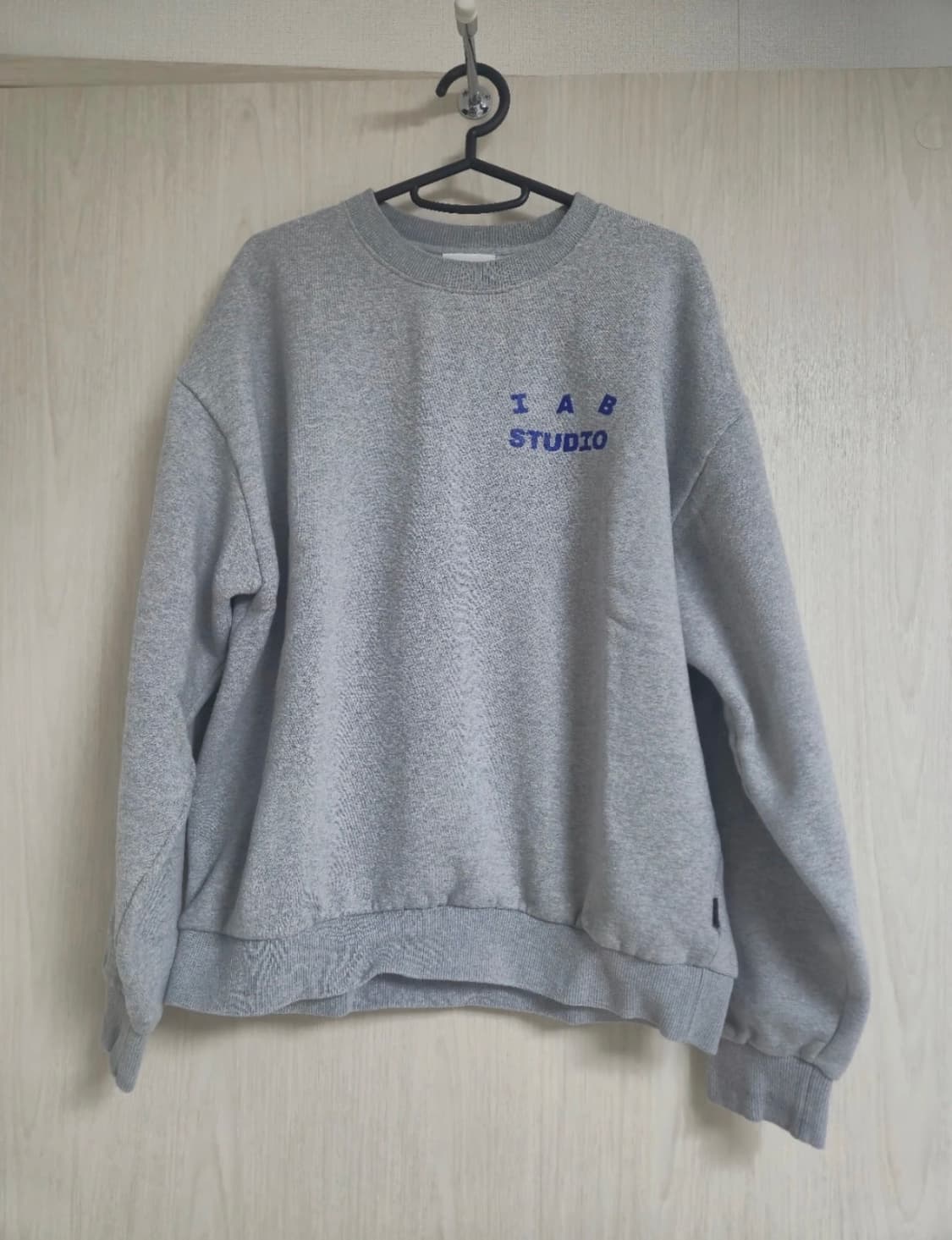 아이앱 스튜디오 라이트 그레이 맨투맨 상품이미지1