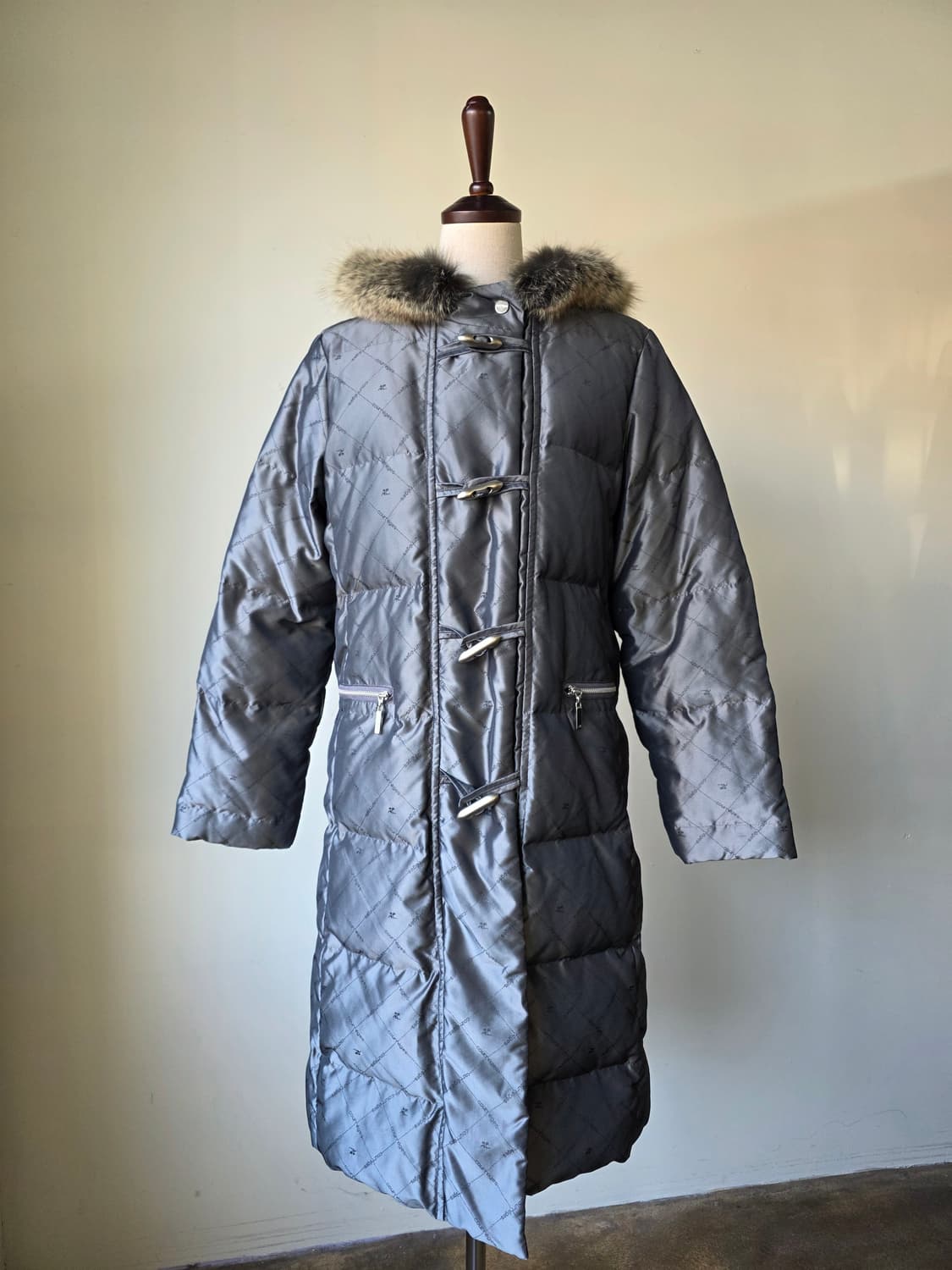 courreges 올오버 모노그램 롱 덕다운 패딩/블루 폭스퍼 상품이미지1