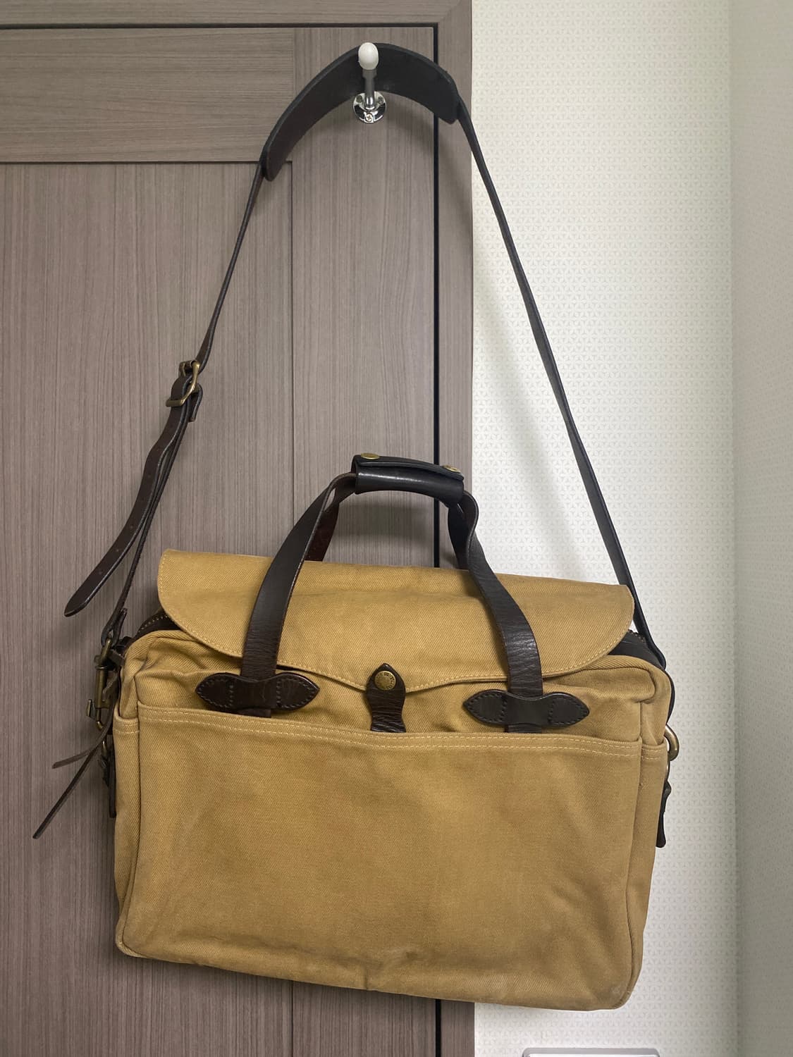 필슨 256 브리프 케이스 탄 상품이미지1