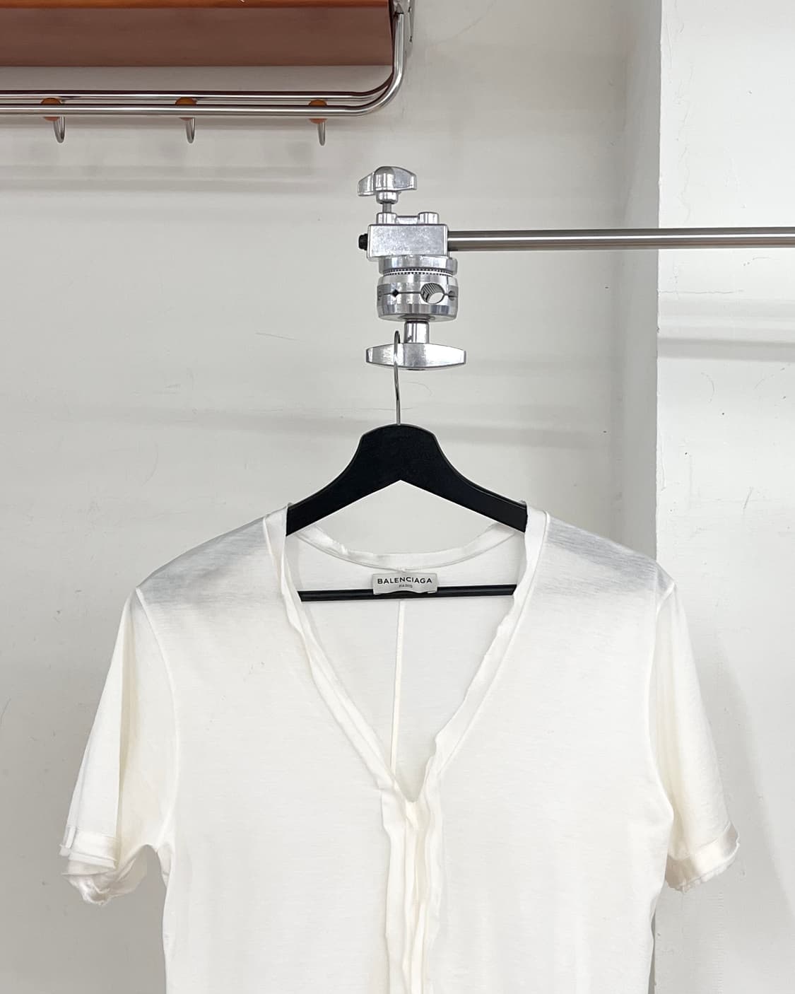 발렌시아가 화이트 러프 엣지 브이넥 하프티 상품이미지2