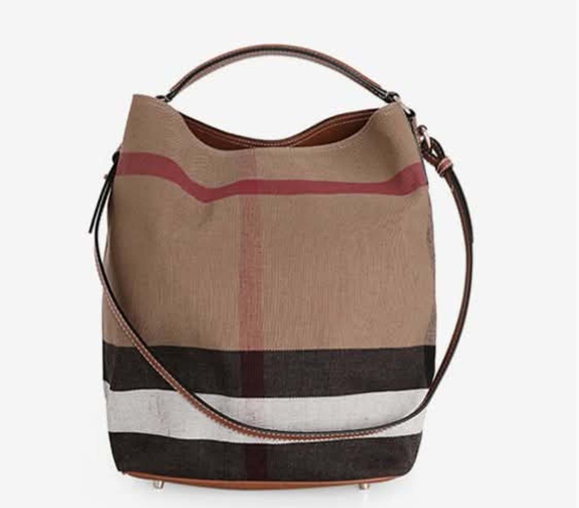 [BURBERRY] 버버리 자이언트 체크 레더 버킷백 상품이미지1