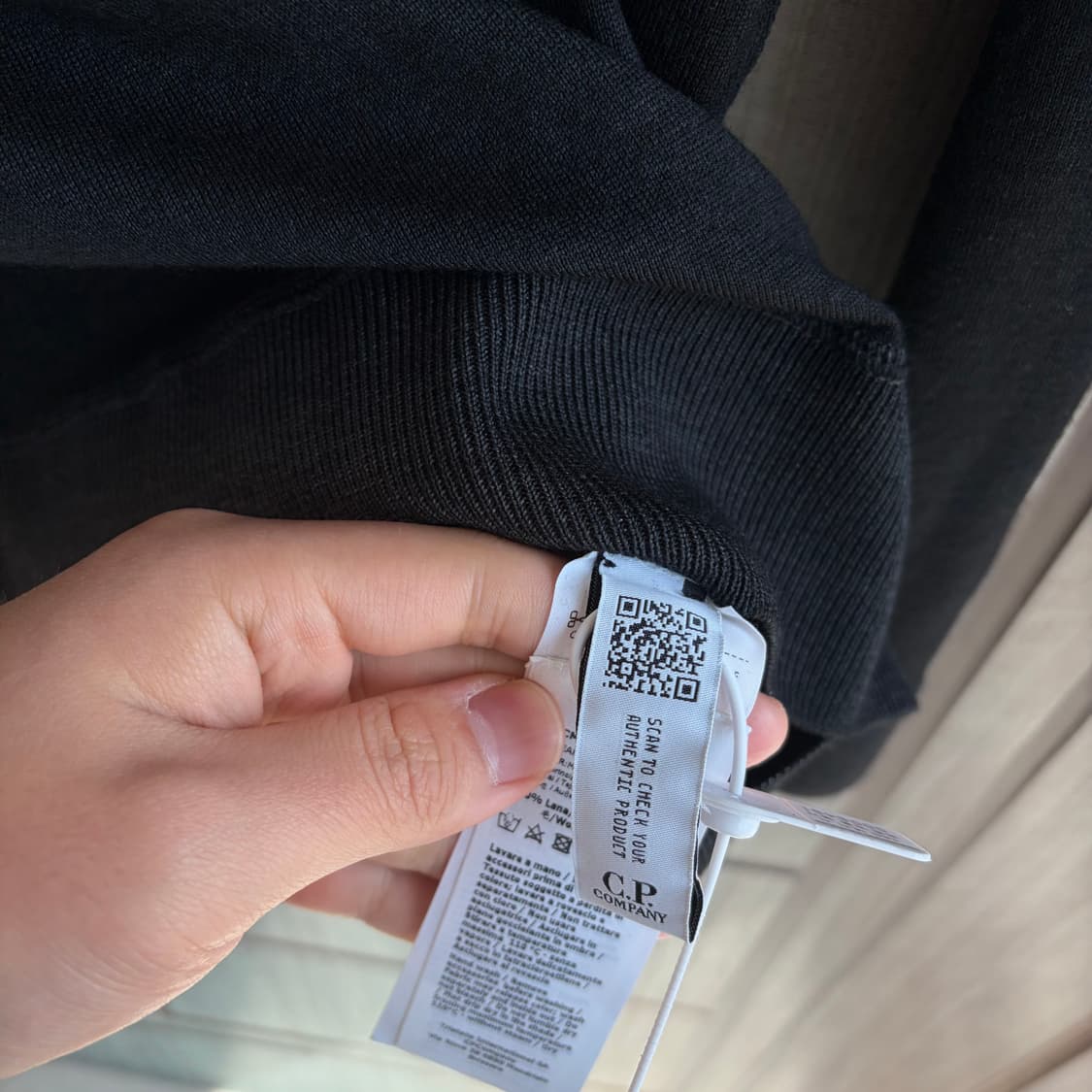 [새상품]씨피컴퍼니 CP컴퍼니 렌즈 와펜 니트 블랙 상품이미지4