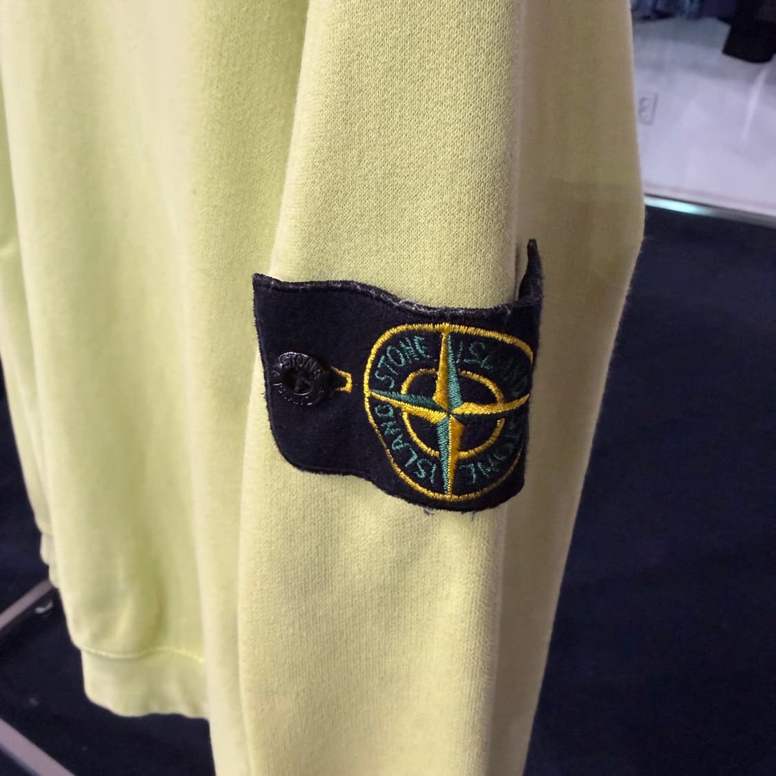 [L] 스톤아일랜드 와펜 네온 맨투맨 상품이미지3