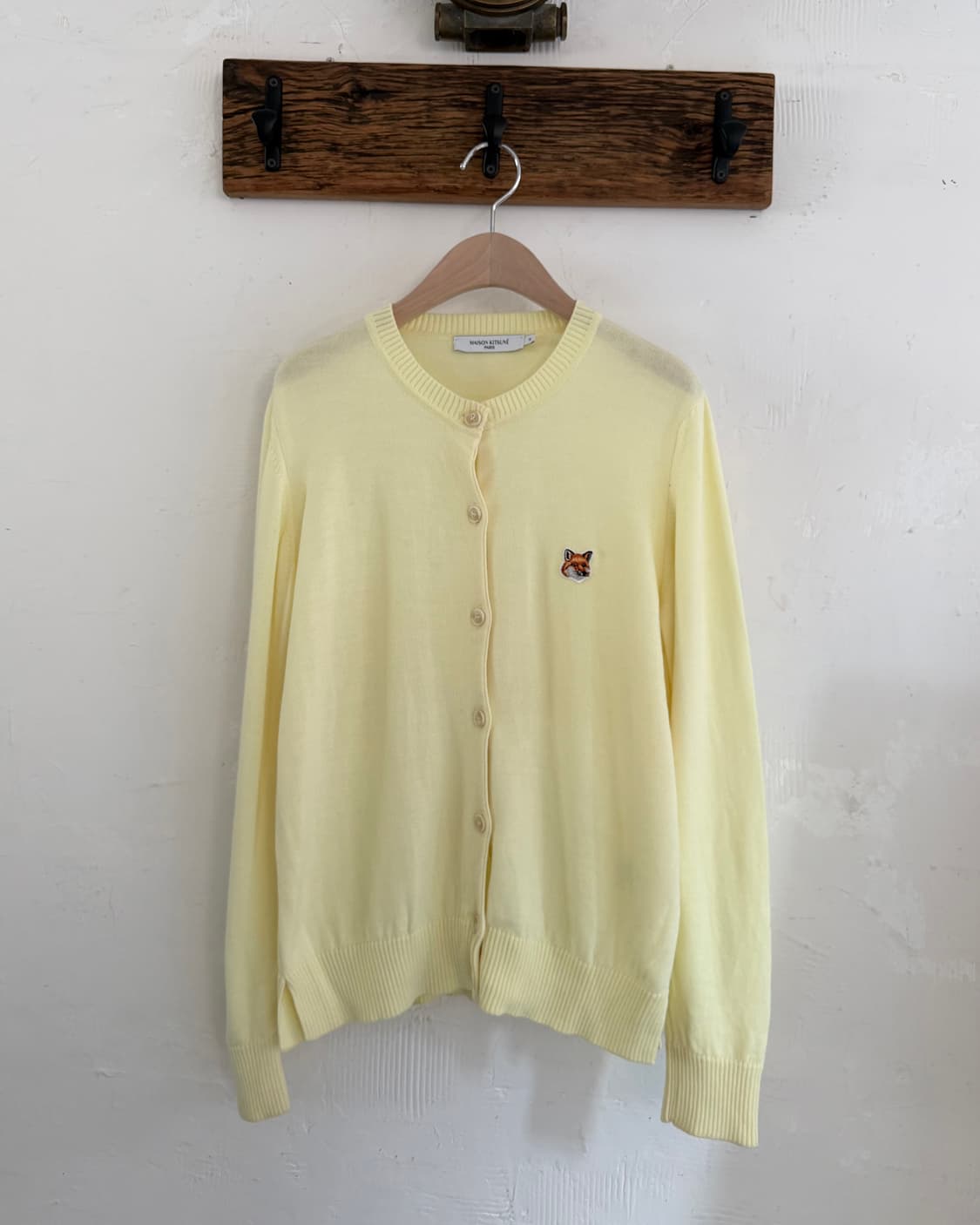 메종키츠네 폭스패치 레몬컬러 라운드넥 울 가디건 상품이미지1