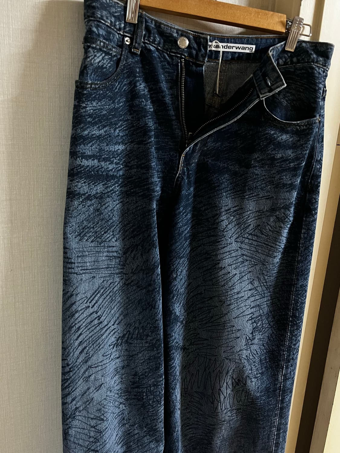 알렉산더왕 스크리블 로고 프린트 데님팬츠 상품이미지1