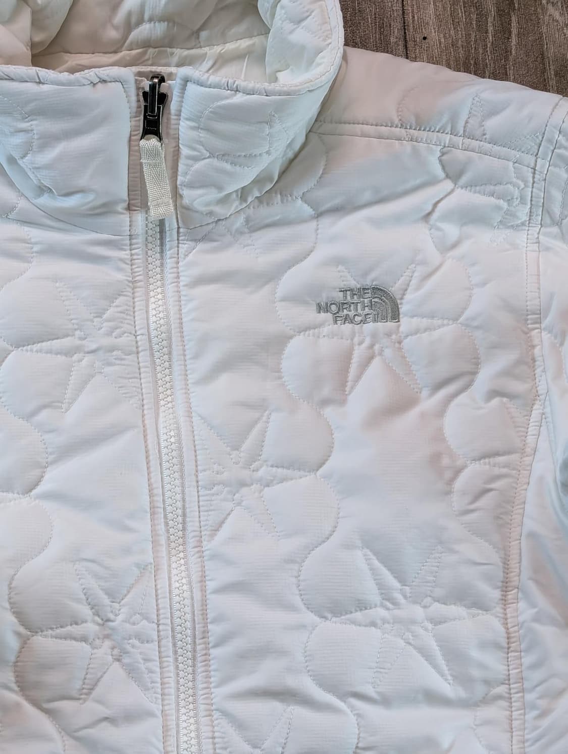 노스페이스 경량 패딩 자켓 화이트 상품이미지4