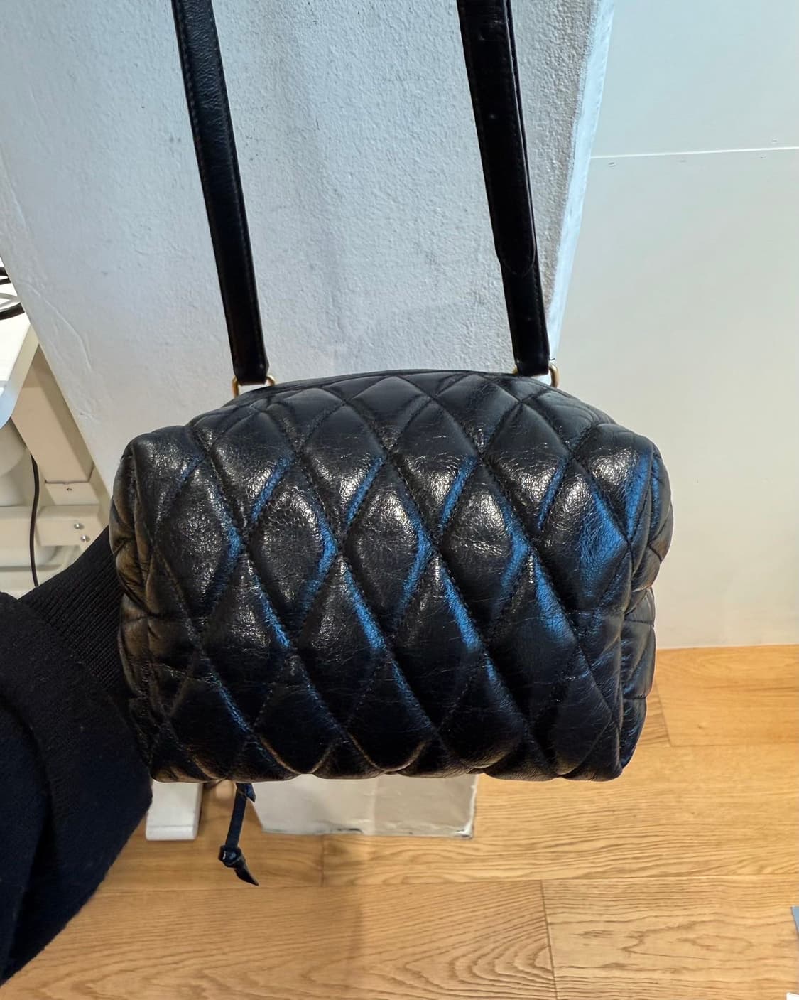 미우미우 블랙 나파 마테라쎄 버킷 숄더백  상품이미지7