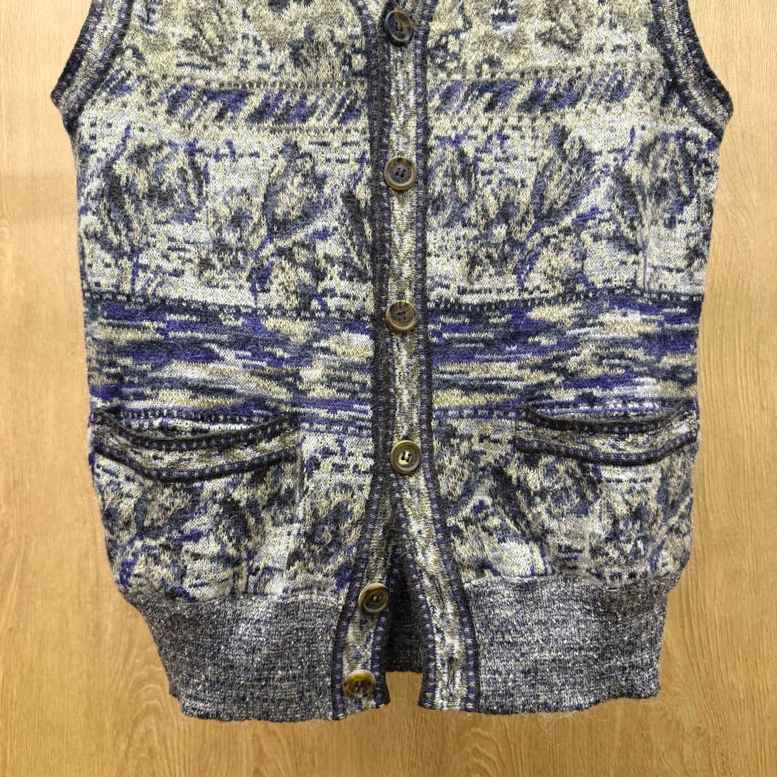 미쏘니 패턴 니트 베스트 버튼 가디건 포켓 디테일 레귤러핏 브라운 상품이미지5