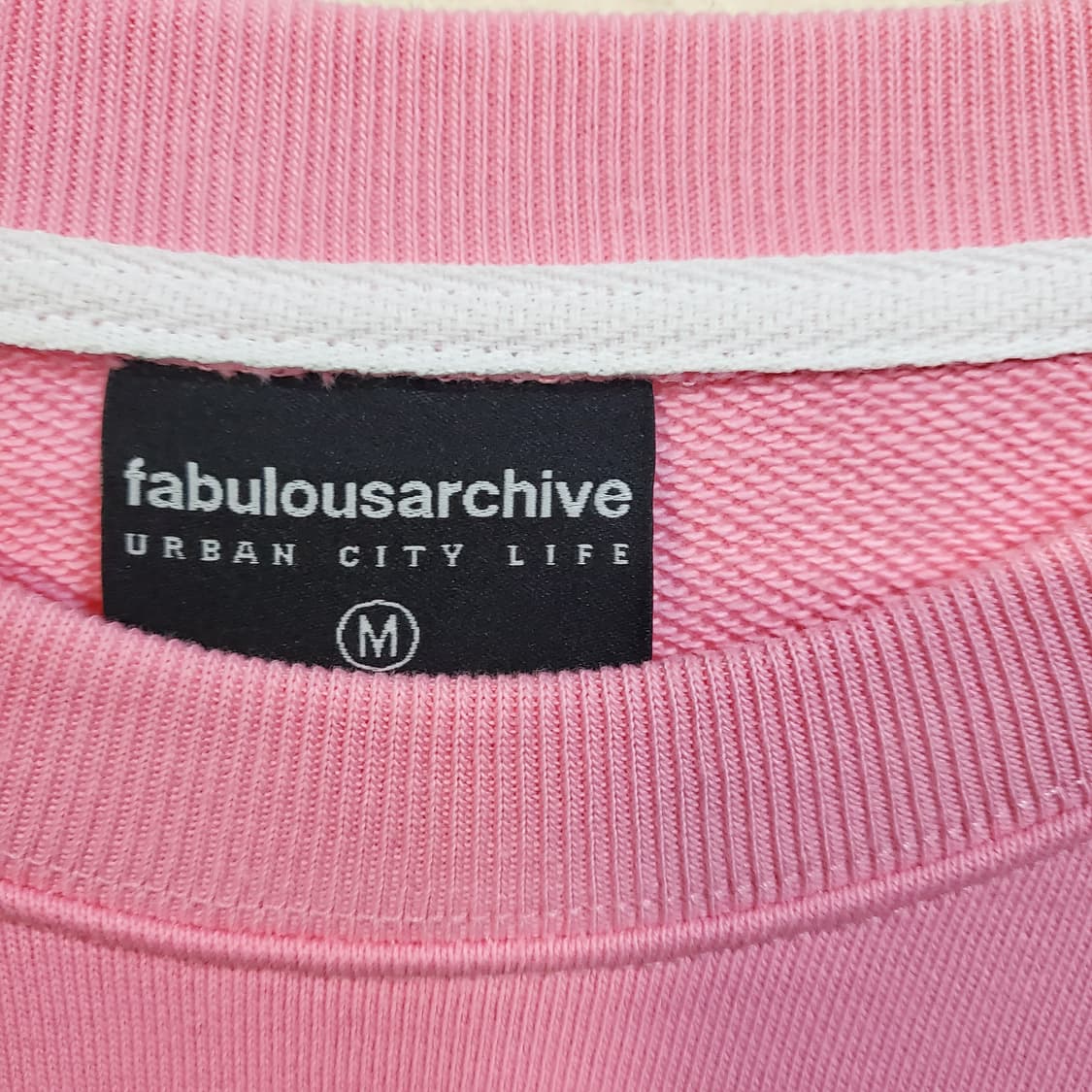 페블러스아카이브 우먼즈 크롭 베어프렌즈 엠보자수 맨투맨  상품이미지3