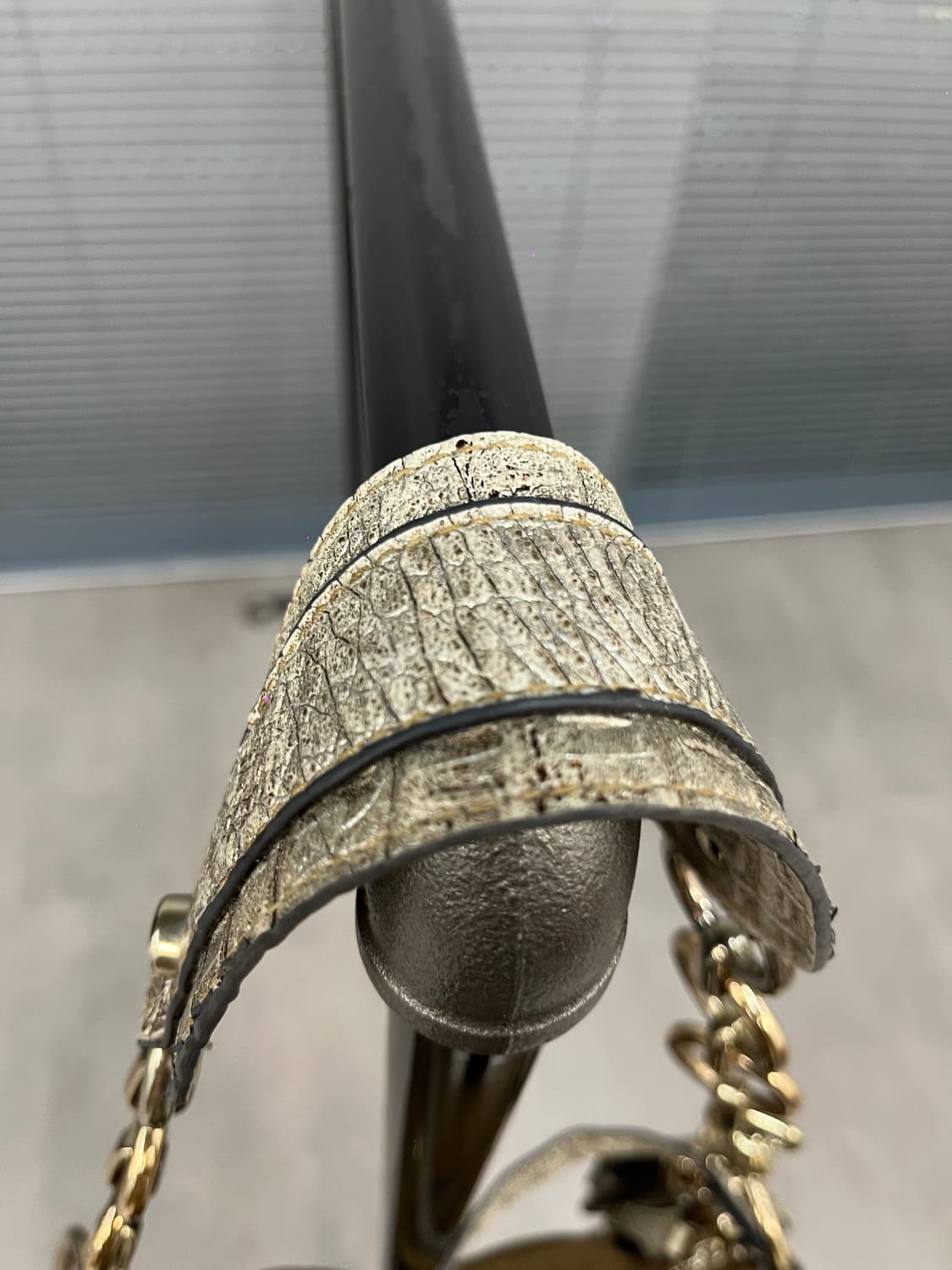 Guess beige key ring shoulder bag 상품이미지8