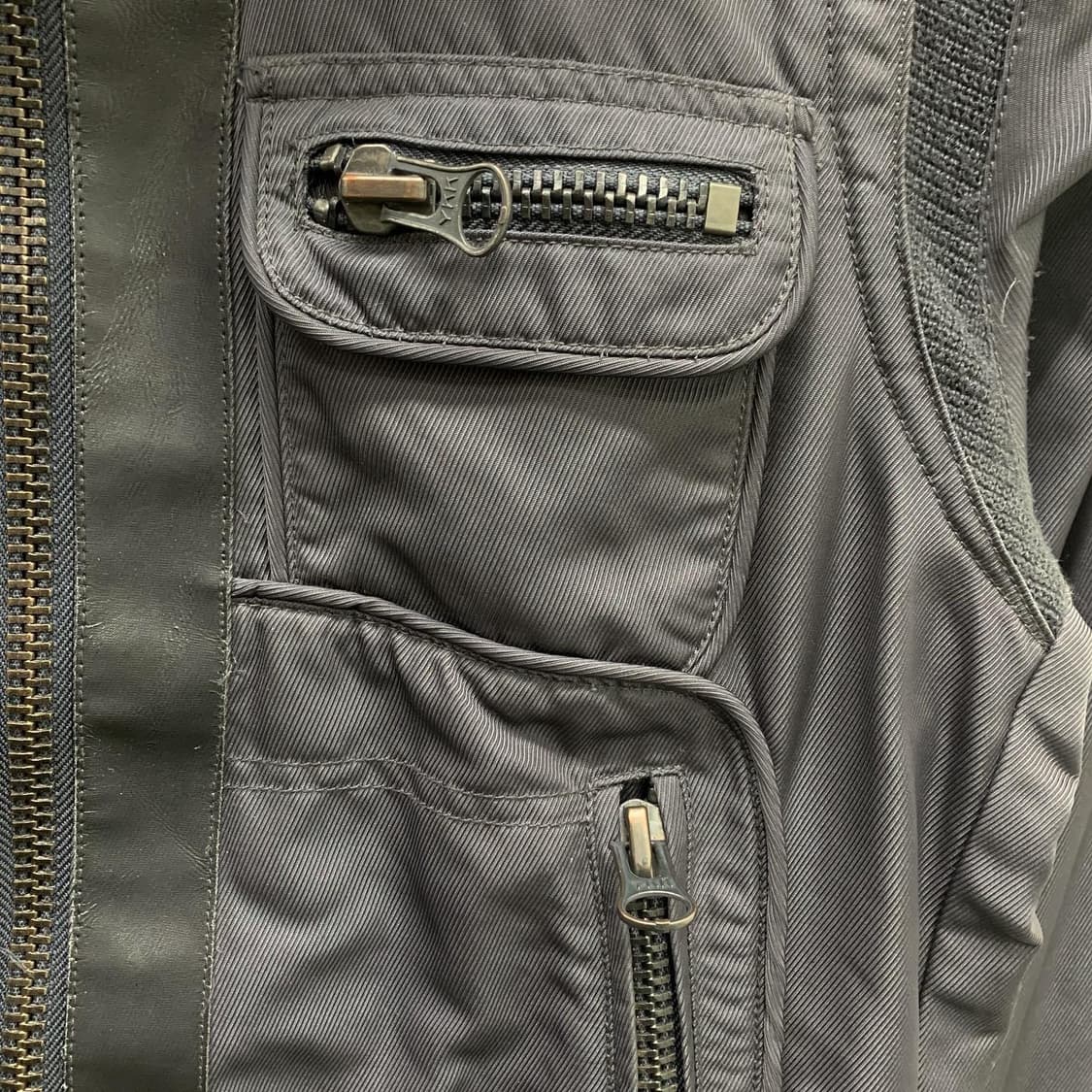 
빈티지 블랙 멀티포켓 폴리 집업 자켓
 상품이미지6