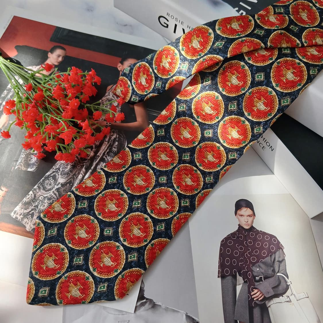 지방시 실크 네이비 메달리온 패턴 넥타이 9.8cm B등급 E744
 상품이미지2