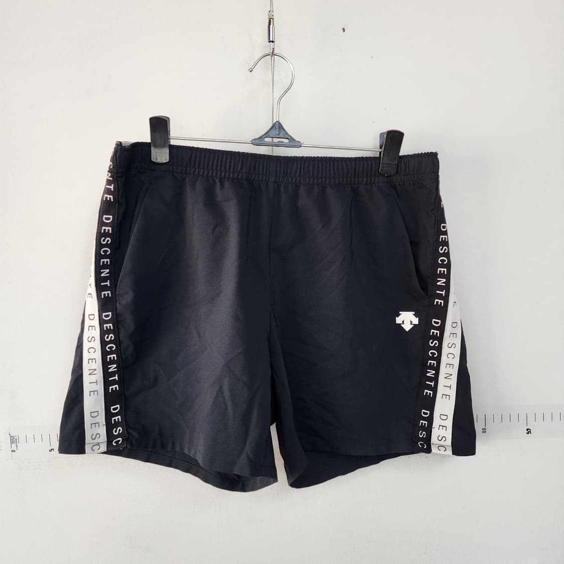 데상트 블랙 라인 반바지 상품이미지1