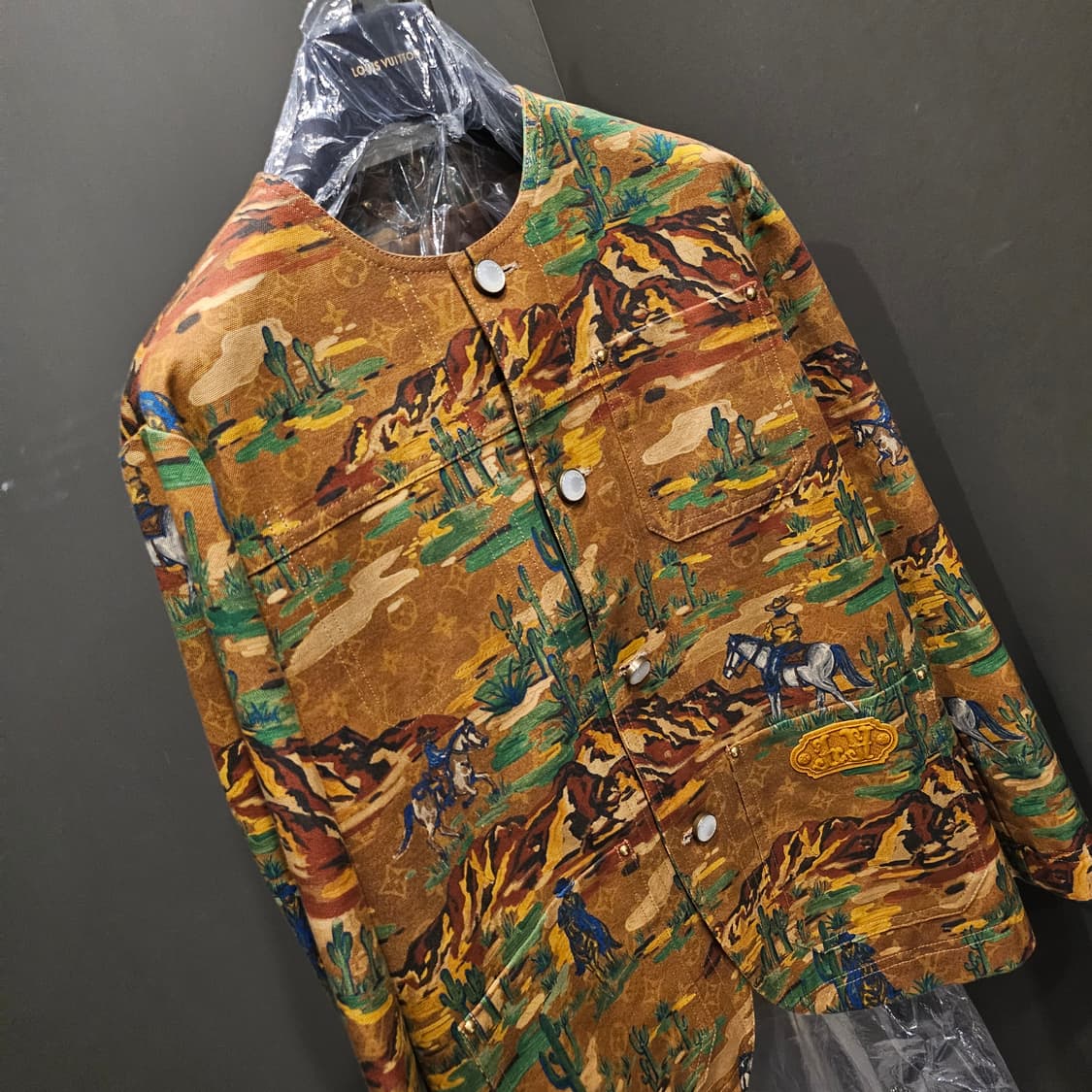 루이비통 웨스턴 컬렉션 카모플라쥬 퍼렐 카라리스 자켓 상품이미지3