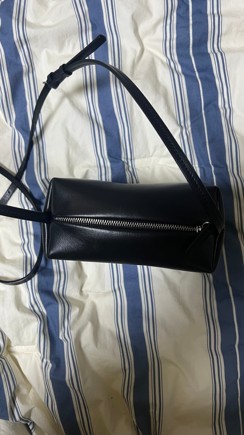 아모멘토 크로스바디 쿠보 백 블랙 cubo bag black 상품이미지3