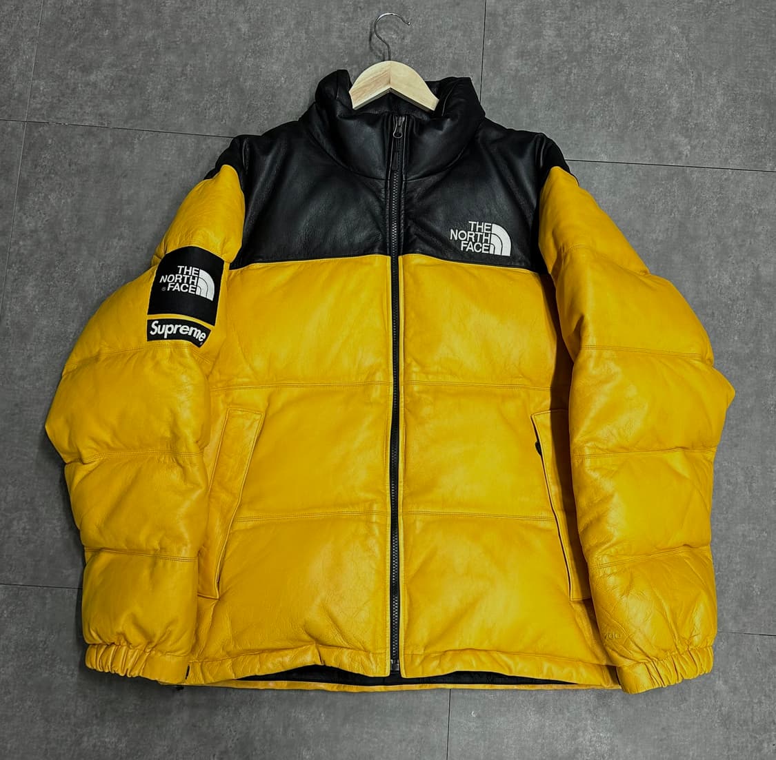 슈프림x노스페이스 레더 눕시 패딩 옐로우L 팝니다 상품이미지1