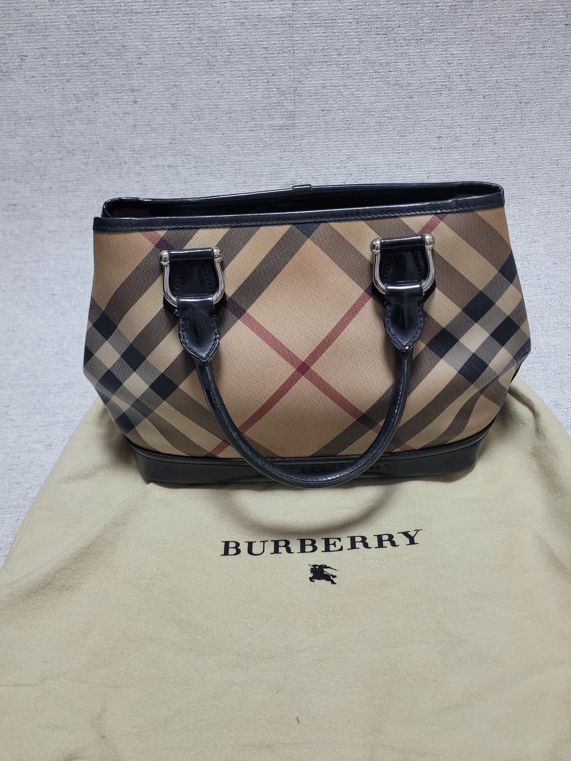버버리 노바 체크 트리밍 토트백 팝니다. 상품이미지2