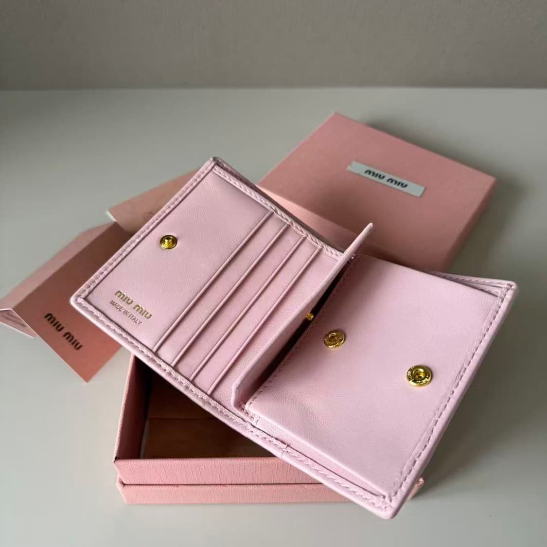 미우 미우 마테라쎄 나파 레더 카드 반지갑 알라바스터 핑크 상품이미지6