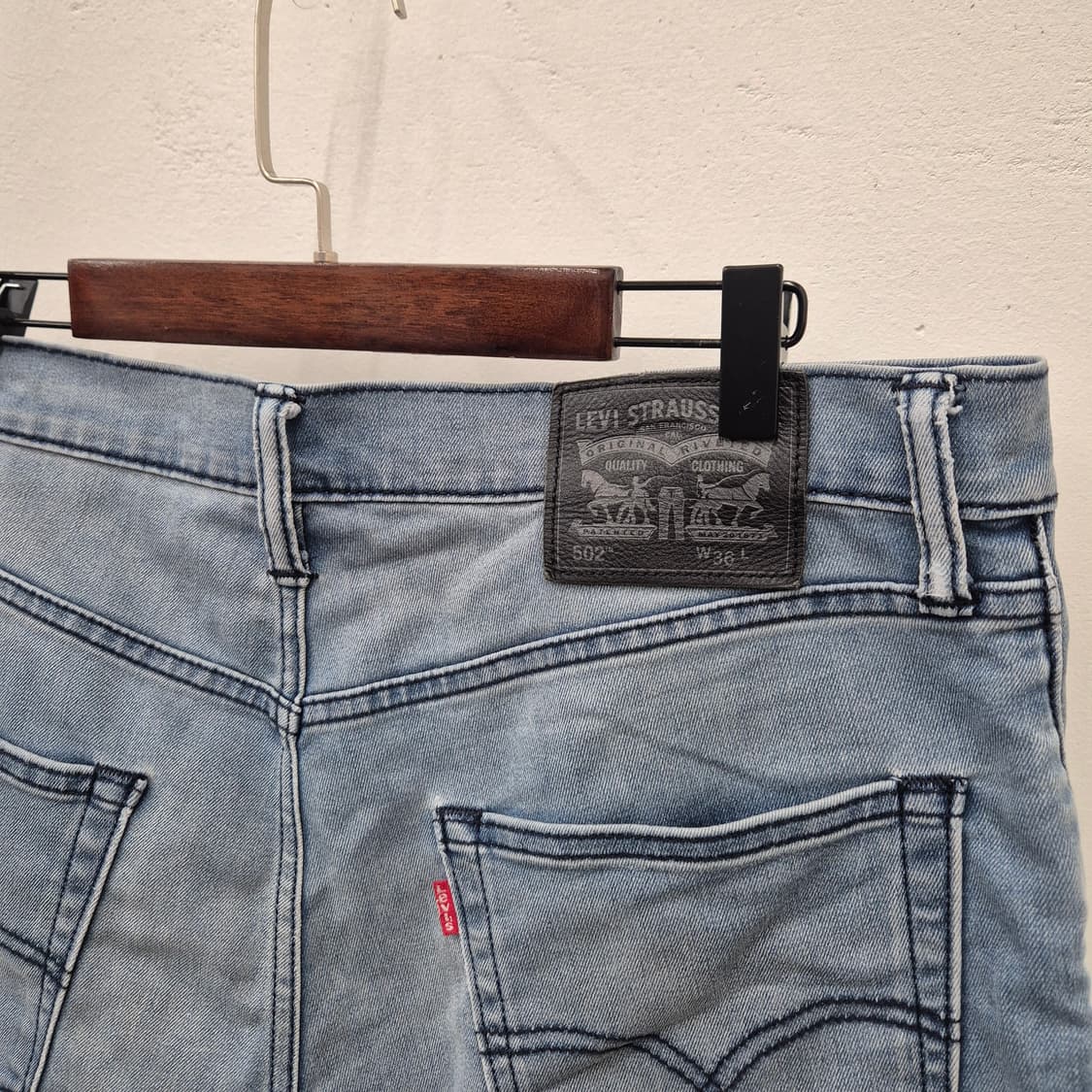 리바이스 502 레귤러 테이퍼 핏 데님 반바지 36 상품이미지4
