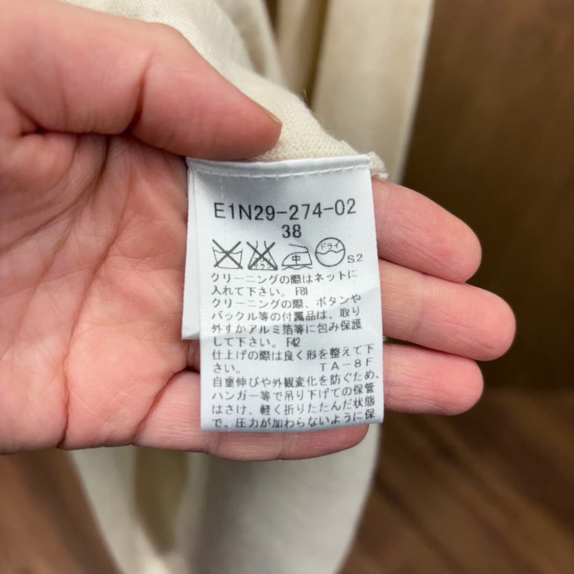 버버리 블루 라벨 브이넥 긴팔 니트 원피스 셔링 버튼 디테일 아이보리 상품이미지8