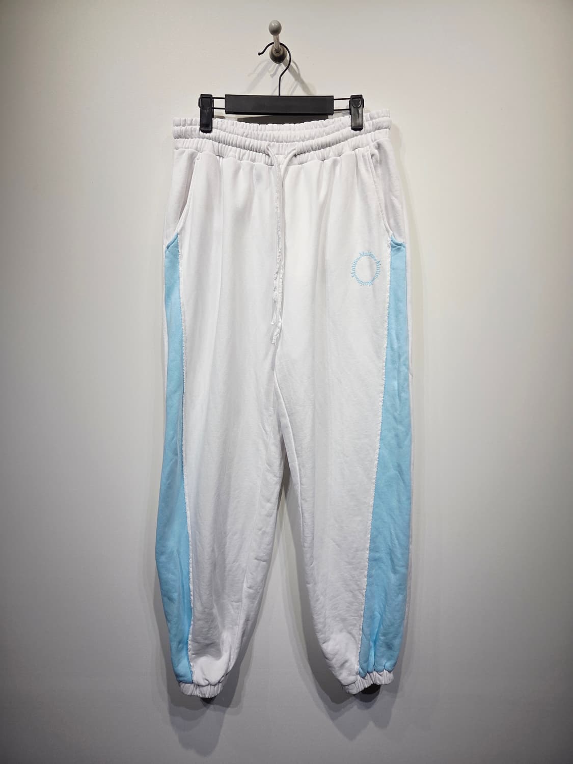 마뗑킴. 남자 화이트/블루 배색 조거 트레이닝 팬츠_F 상품이미지1