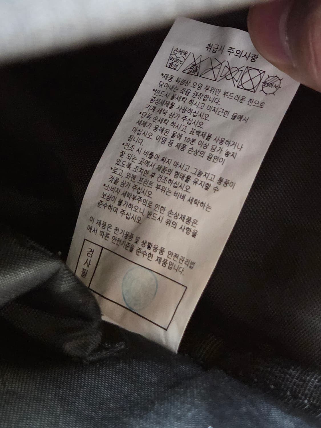 데상트 블랙 백팩 S0123HBP10 모델입니다. 100% 폴리에스터 소 상품이미지7