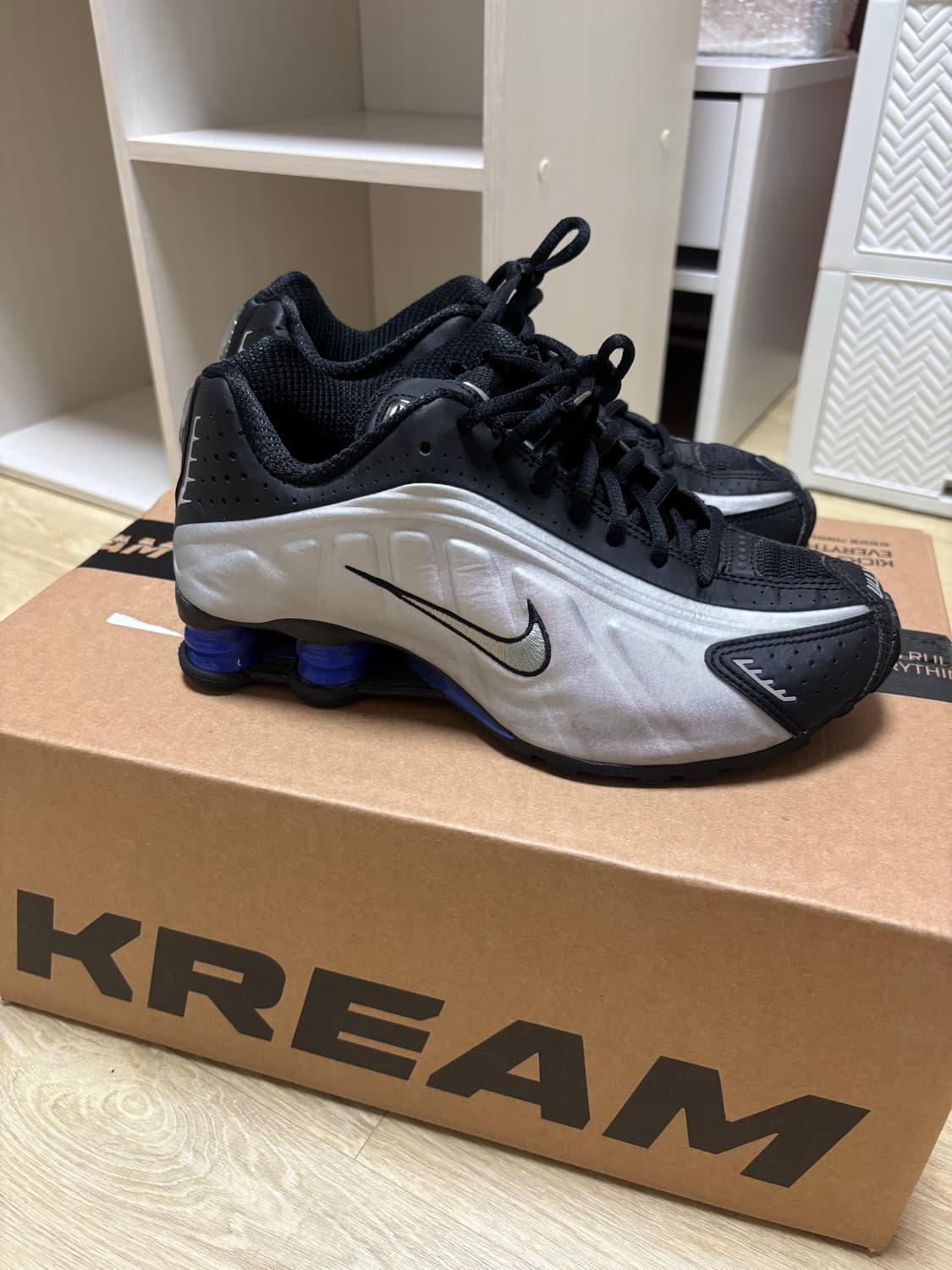 나이키 샥스 R4 메탈릭 실버 앤 블랙 상품이미지1