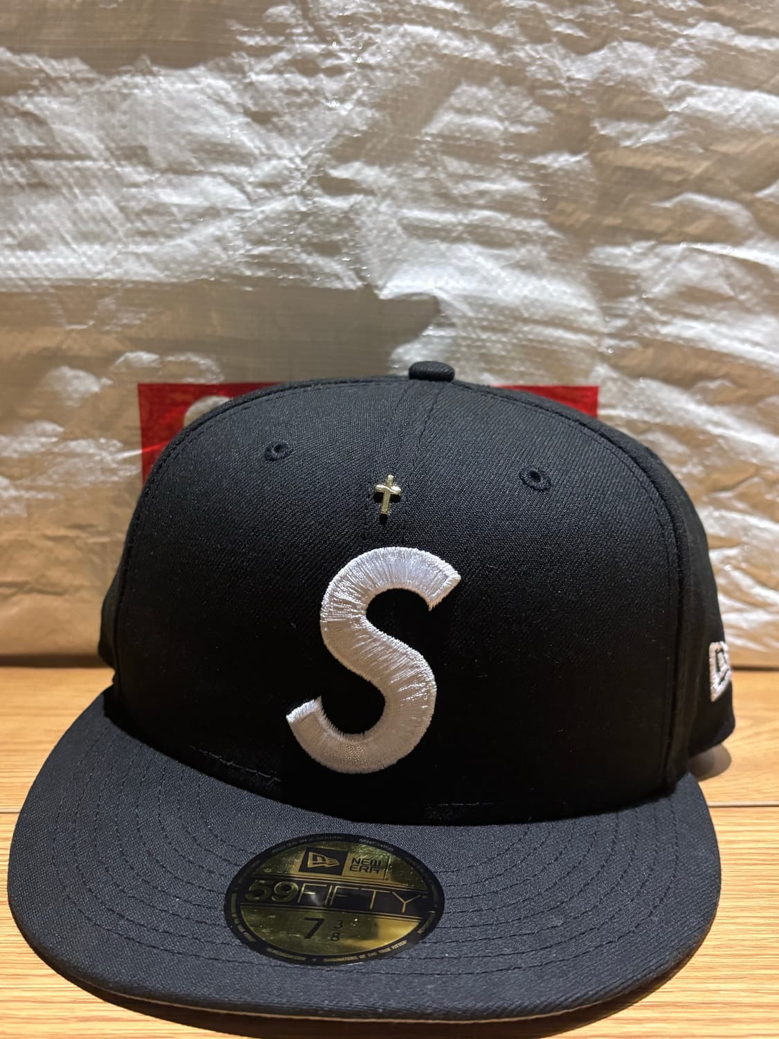 슈프림 골드 크로스 S 로고 뉴에라 블랙 - 738 상품이미지1