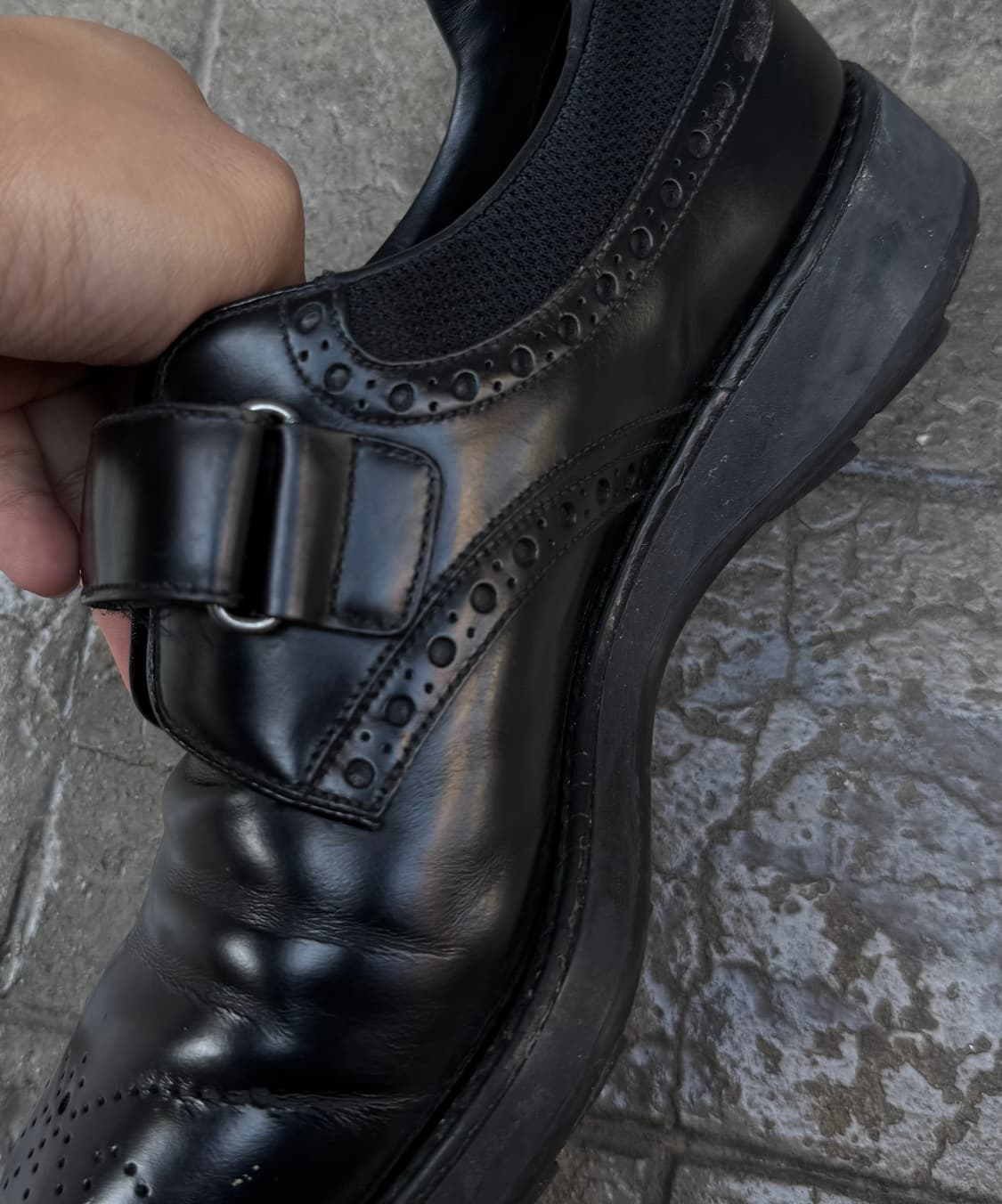 프라다 윙팁 버클 레더 더비슈즈 상품이미지5