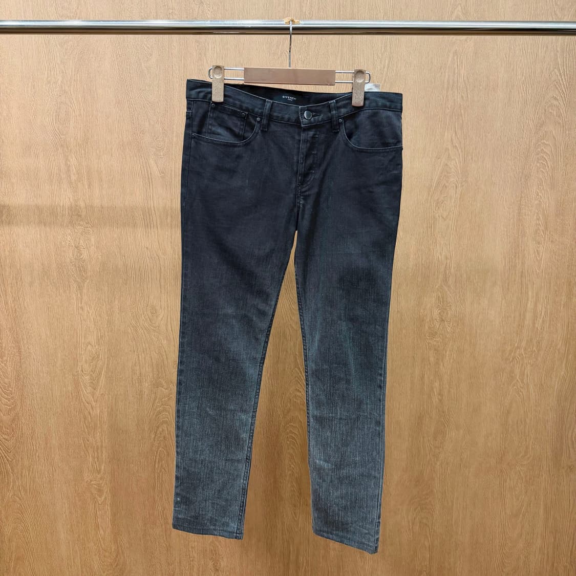 지방시 데님 팬츠 버튼 클로징 그라데이션 워싱 백포켓 디테일 흑청 상품이미지2