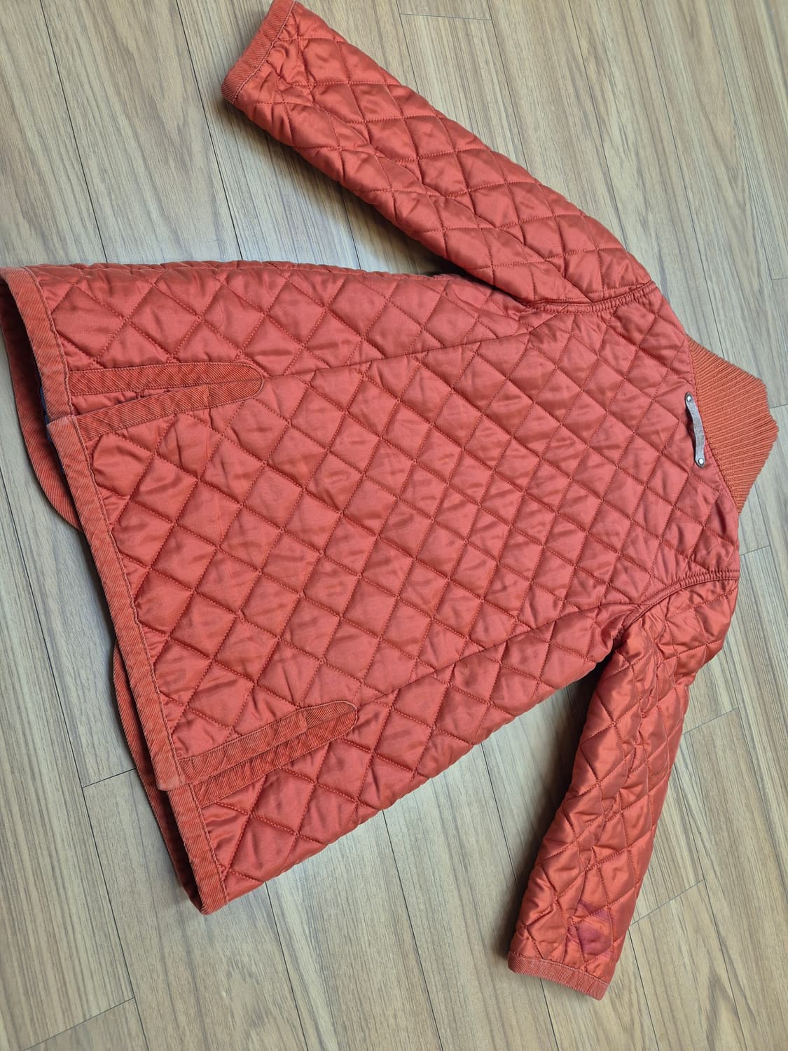 닥스 아동용 퀼팅 자켓 오렌지색상입니다. 사이즈는 110입니다. 겉감은  상품이미지2